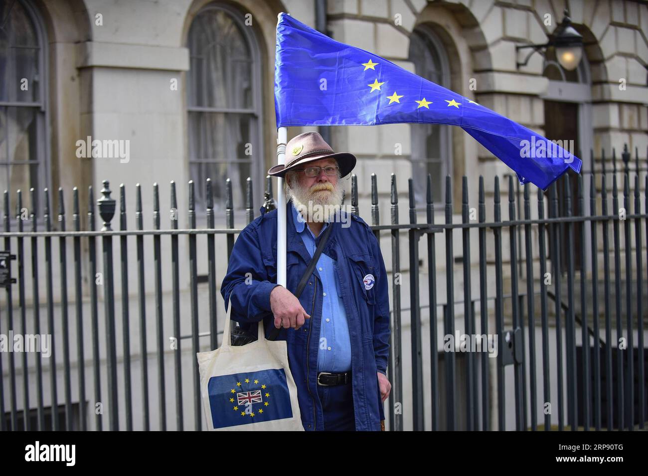 (190319) -- LONDRES, 19 mars 2019 -- un manifestant anti-Brexit tient un drapeau de l'Union européenne devant les chambres du Parlement à Londres, en Grande-Bretagne, le 19 mars 2019. Downing Street a confirmé mardi que la première ministre britannique Theresa May écrira au président du Conseil européen Donald Tusk pour demander que le départ de la Grande-Bretagne du bloc soit retardé. GRANDE-BRETAGNE-LONDRES-BREXIT-MANIFESTATION StephenxChung PUBLICATIONxNOTxINxCHN Banque D'Images