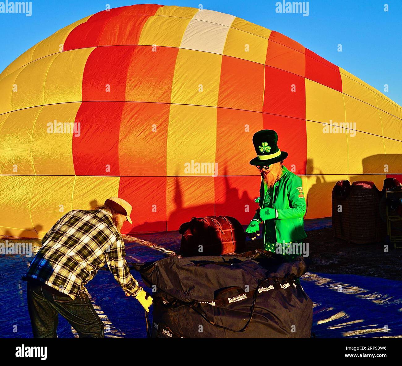 (190319) -- NOUVEAU MEXIQUE (É.-U.), 19 mars 2019 -- les Balloonistes préparent un ballon pour le St. Patrick s Day Hot Air Balloon Rallye à Belen, Nouveau-Mexique, États-Unis, le 17 mars 2019. Environ 40 ballons ont participé à l'événement annuel. Le rallye est le deuxième plus grand festival de montgolfières au Nouveau-Mexique, un état connu pour ses événements de montgolfières. US-NEW MEXICO-BELEN-MONTGOLFIÈRE RALLYE RICHARDXLAKIN PUBLICATIONXNOTXINXCHN Banque D'Images