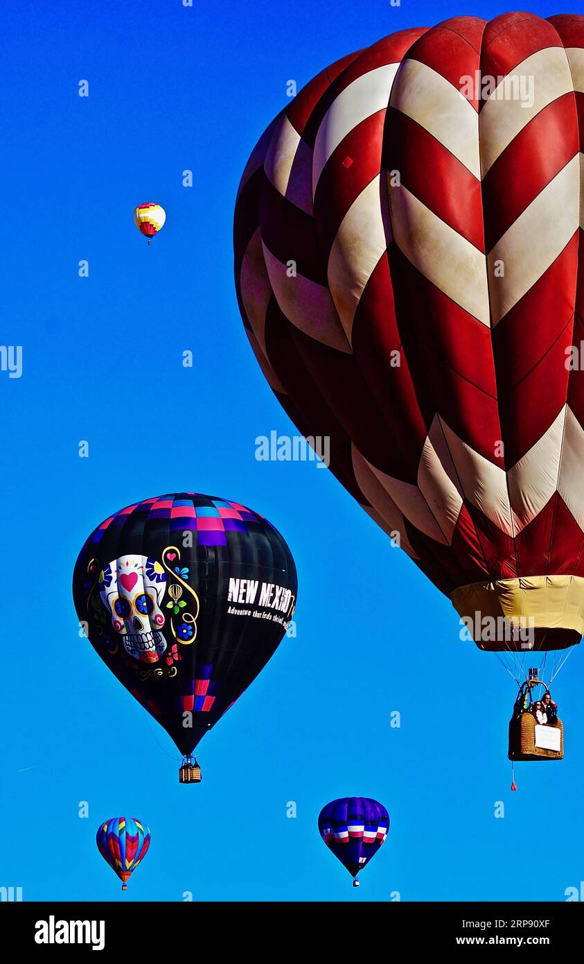 (190319) -- NOUVEAU-MEXIQUE (États-Unis), 19 mars 2019 -- des ballons colorés sont vus pendant la Saint Patrick s Day Hot Air Balloon Rallye à Belen, Nouveau-Mexique, États-Unis, le 17 mars 2019. Environ 40 ballons ont participé à l'événement annuel. Le rallye est le deuxième plus grand festival de montgolfières au Nouveau-Mexique, un état connu pour ses événements de montgolfières. US-NEW MEXICO-BELEN-MONTGOLFIÈRE RALLYE RICHARDXLAKIN PUBLICATIONXNOTXINXCHN Banque D'Images