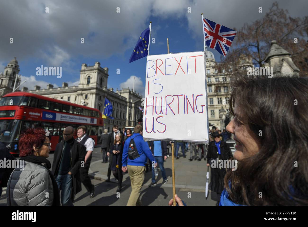 (190320) -- PÉKIN, le 20 mars 2019 -- un manifestant anti-Brexit tient une pancarte devant les chambres du Parlement à Londres, en Grande-Bretagne, le 19 mars 2019. Downing Street a confirmé mardi que la première ministre britannique Theresa May écrira au président du Conseil européen Donald Tusk pour demander que le départ de la Grande-Bretagne du bloc soit retardé. PHOTOS XINHUA DU JOUR StephenxChung PUBLICATIONxNOTxINxCHN Banque D'Images