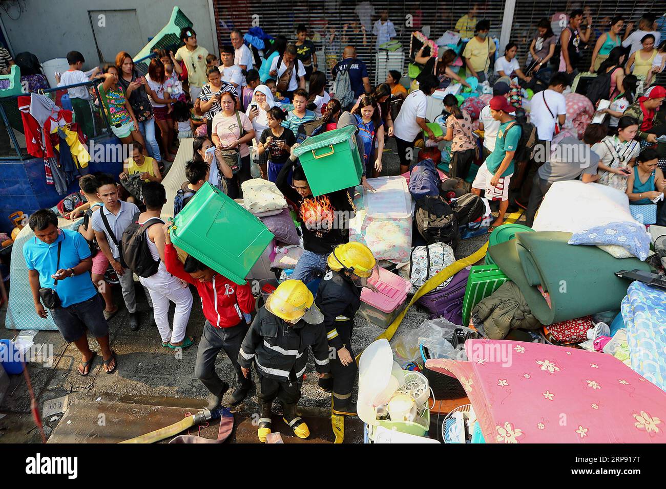 (190320) -- QUEZON CITY, 20 mars 2019 -- les résidents évacuent alors que leurs maisons sont englouties par les flammes lors d'un incendie dans un bidonville de Quezon City, aux Philippines, le 20 mars 2019. Plus de 250 bidonvilles ont été rasées dans l'incendie, laissant 750 familles sans abri.) INDONÉSIE-QUEZON VILLE-BIDONVILLE-FEU ROUELLEXUMALI PUBLICATIONXNOTXINXCHN Banque D'Images