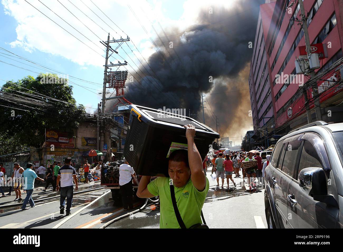 (190320) -- QUEZON CITY, 20 mars 2019 -- les résidents évacuent alors que leurs maisons sont englouties par les flammes lors d'un incendie dans un bidonville de Quezon City, aux Philippines, le 20 mars 2019. Plus de 250 bidonvilles ont été rasées dans l'incendie, laissant 750 familles sans abri.) INDONÉSIE-QUEZON VILLE-BIDONVILLE-FEU ROUELLEXUMALI PUBLICATIONXNOTXINXCHN Banque D'Images