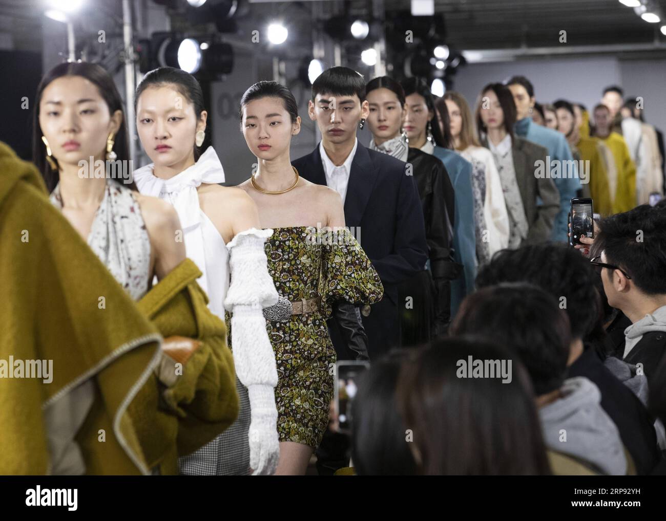 (190321) -- SÉOUL, 21 mars 2019 (Xinhua) -- des mannequins présentent des créations du designer Yoon Choon-ho lors de la Fashion week de Séoul 2019 à Séoul, Corée du Sud, le 21 mars 2019. (Xinhua/Lee sang-ho) CORÉE DU SUD-SÉOUL-FASHION WEEK PUBLICATIONxNOTxINxCHN Banque D'Images