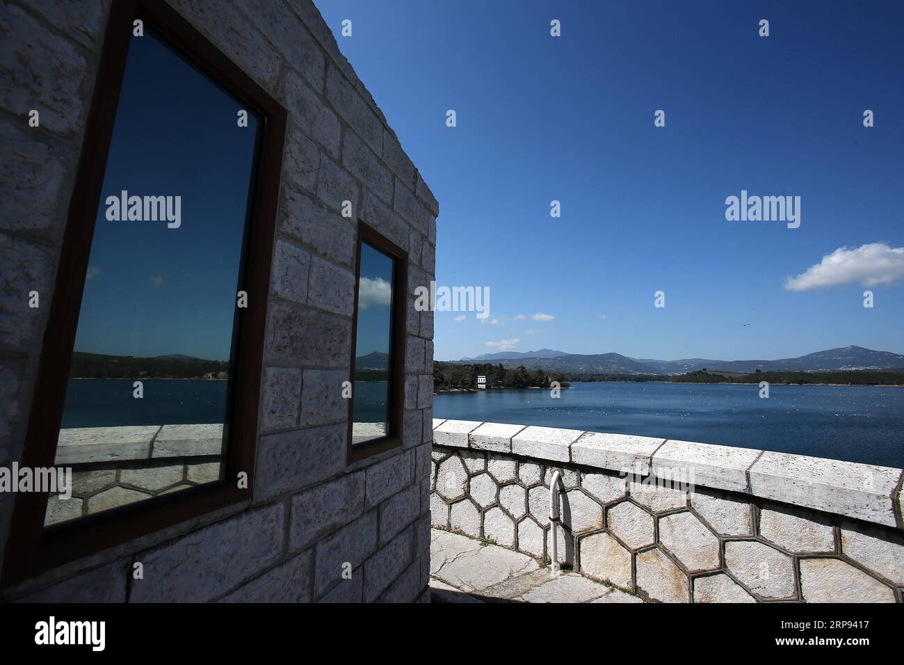 (190322) -- ATHÈNES, le 22 mars 2019 -- la photo prise le 20 mars 2019 montre une vue du lac Marathon dans la région de l'Attique orientale, en Grèce. Marathon Lake est l'un des principaux réservoirs d'approvisionnement en eau d'Athènes. Pour aller avec caractéristique : la qualité de l'eau du robinet de la Grèce reste excellente après huit ans de programme de sauvetage ) GRÈCE-ATHÈNES-JOURNÉE MONDIALE DE L'EAU-MARATHON LAC MariosxLolos PUBLICATIONxNOTxINxCHN Banque D'Images