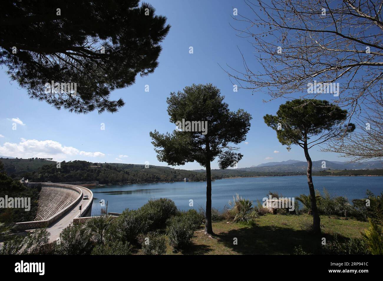 (190322) -- ATHÈNES, le 22 mars 2019 -- la photo prise le 20 mars 2019 montre une vue du lac Marathon dans la région de l'Attique orientale, en Grèce. Marathon Lake est l'un des principaux réservoirs d'approvisionnement en eau d'Athènes. Pour aller avec caractéristique : la qualité de l'eau du robinet de la Grèce reste excellente après huit ans de programme de sauvetage ) GRÈCE-ATHÈNES-JOURNÉE MONDIALE DE L'EAU-MARATHON LAC MariosxLolos PUBLICATIONxNOTxINxCHN Banque D'Images