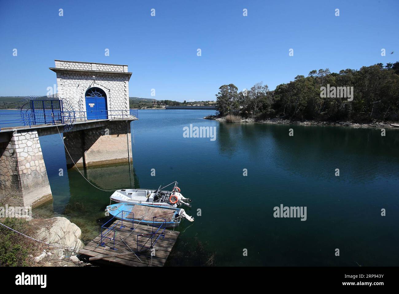 (190322) -- ATHÈNES, le 22 mars 2019 -- la photo prise le 20 mars 2019 montre une vue du lac Marathon dans la région de l'Attique orientale, en Grèce. Marathon Lake est l'un des principaux réservoirs d'approvisionnement en eau d'Athènes. Pour aller avec caractéristique : la qualité de l'eau du robinet de la Grèce reste excellente après huit ans de programme de sauvetage ) GRÈCE-ATHÈNES-JOURNÉE MONDIALE DE L'EAU-MARATHON LAC MariosxLolos PUBLICATIONxNOTxINxCHN Banque D'Images