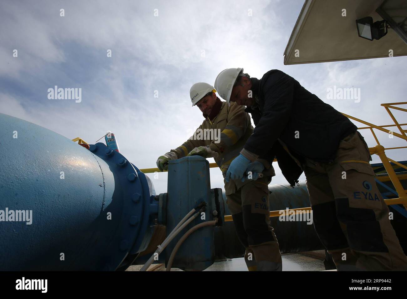 (190322) -- ATHÈNES, 22 mars 2019 -- une photo prise le 20 mars 2019 montre deux employés d'une usine de traitement des eaux à Galatsi, dans la banlieue nord d'Athènes, en Grèce. La station de traitement des eaux de Galatsi à Athènes est en activité depuis le début du 20e siècle. Pour aller avec la caractéristique : la qualité de l'eau du robinet de la Grèce reste excellente après huit ans de programme de sauvetage ) GRÈCE-ATHÈNES-WORLD WATER DAY-PLANT MariosxLolos PUBLICATIONxNOTxINxCHN Banque D'Images