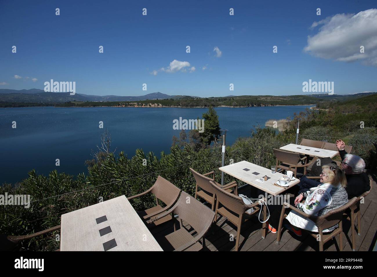 (190322) -- ATHÈNES, le 22 mars 2019 -- la photo prise le 20 mars 2019 montre une vue du lac Marathon dans la région de l'Attique orientale, en Grèce. Marathon Lake est l'un des principaux réservoirs d'approvisionnement en eau d'Athènes. Pour aller avec caractéristique : la qualité de l'eau du robinet de la Grèce reste excellente après huit ans de programme de sauvetage ) GRÈCE-ATHÈNES-JOURNÉE MONDIALE DE L'EAU-MARATHON LAC MariosxLolos PUBLICATIONxNOTxINxCHN Banque D'Images