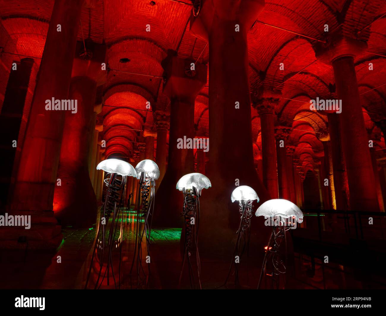 Installation artistique dans la Citerne Basilique (Yerebatan Sarnici). Istanbul, Turquie. Anciennes citernes souterraines romaines Banque D'Images