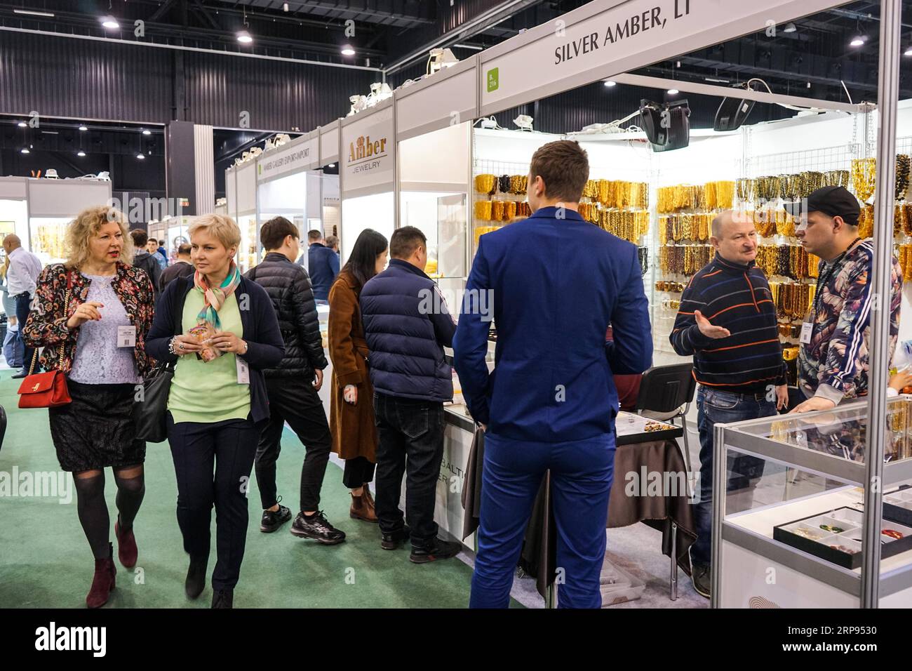 (190324) -- VARSOVIE, 24 mars 2019 (Xinhua) -- les clients visitent la 26e Foire internationale de l'ambre, des bijoux et des pierres précieuses à Gdansk, dans le nord de la Pologne, le 23 mars 2019. L’événement, qui s’est tenu du 20 au 23 mars, a attiré plus de 470 commerçants de 54 pays et régions. (Xinhua/Chen Xu) POLOGNE-GDANSK-INT L AMBER FAIR PUBLICATIONxNOTxINxCHN Banque D'Images