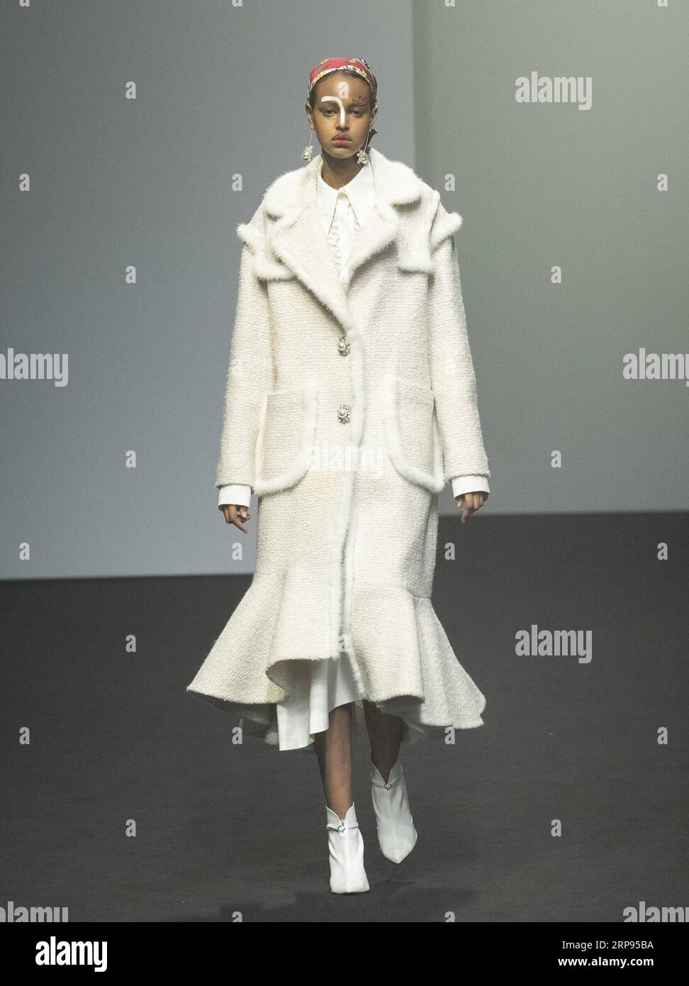 (190324) -- SÉOUL, 24 mars 2019 (Xinhua) -- Un mannequin présente une création du designer Park Yoon-Hee lors de la Fashion week de Séoul 2019 à Séoul, Corée du Sud, le 24 mars 2019. (Xinhua/Lee sang-ho) CORÉE DU SUD-SÉOUL-FASHION WEEK PUBLICATIONxNOTxINxCHN Banque D'Images