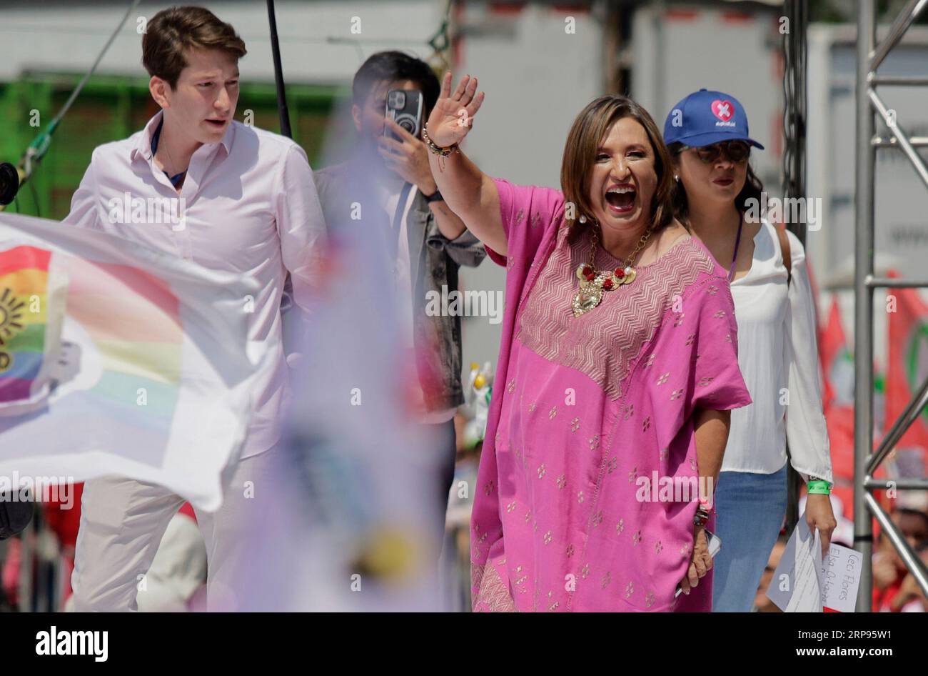 Mexiko Stadt, Mexique. 03 septembre 2023. Xochitl Galvez, sénateur et candidat d'une alliance d'opposition de trois partis pour les élections présidentielles, agite lors d'un événement politique au monument à l'Ange de l'indépendance. Crédit : Gerardo Vieyra/dpa/Alamy Live News Banque D'Images