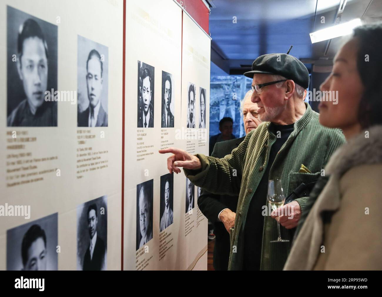 (190325) -- PARIS, 25 mars 2019 (Xinhua) -- les visiteurs regardent des photos exposées dans une exposition marquant le centenaire du mouvement travail-étude au Centre culturel chinois à Paris, France, le 23 mars 2019. Une cérémonie et une série d'événements ont eu lieu ici pour marquer le centenaire du mouvement travail-études. À partir de 1919, des milliers de jeunes Chinois progressistes se rendent en France, où ils travaillent dans des usines à Paris, Lyon et Montargis pour payer leurs études dans le pays européen. Certains d'entre eux se sont intéressés au marxisme et ont créé l'un des premiers groupes du parti communiste chinois Banque D'Images