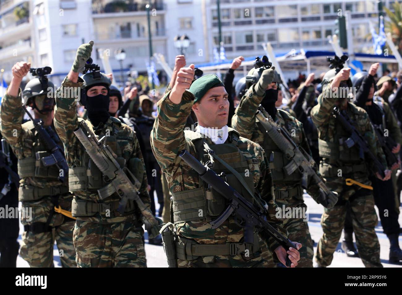 (190325) -- ATHÈNES, le 25 mars 2019 -- des soldats de l'armée grecque participent au défilé de la fête de l'indépendance à Athènes, en Grèce, le 25 mars 2019. La Grèce a marqué lundi le 198e anniversaire du début de la guerre d'indépendance grecque le 25 mars 1821 contre la domination ottomane de 400 ans avec un défilé militaire coutumier dans le centre d'Athènes. GRÈCE-ATHÈNES-JOUR DE L'INDÉPENDANCE-PARADE MariosxLolos PUBLICATIONxNOTxINxCHN Banque D'Images