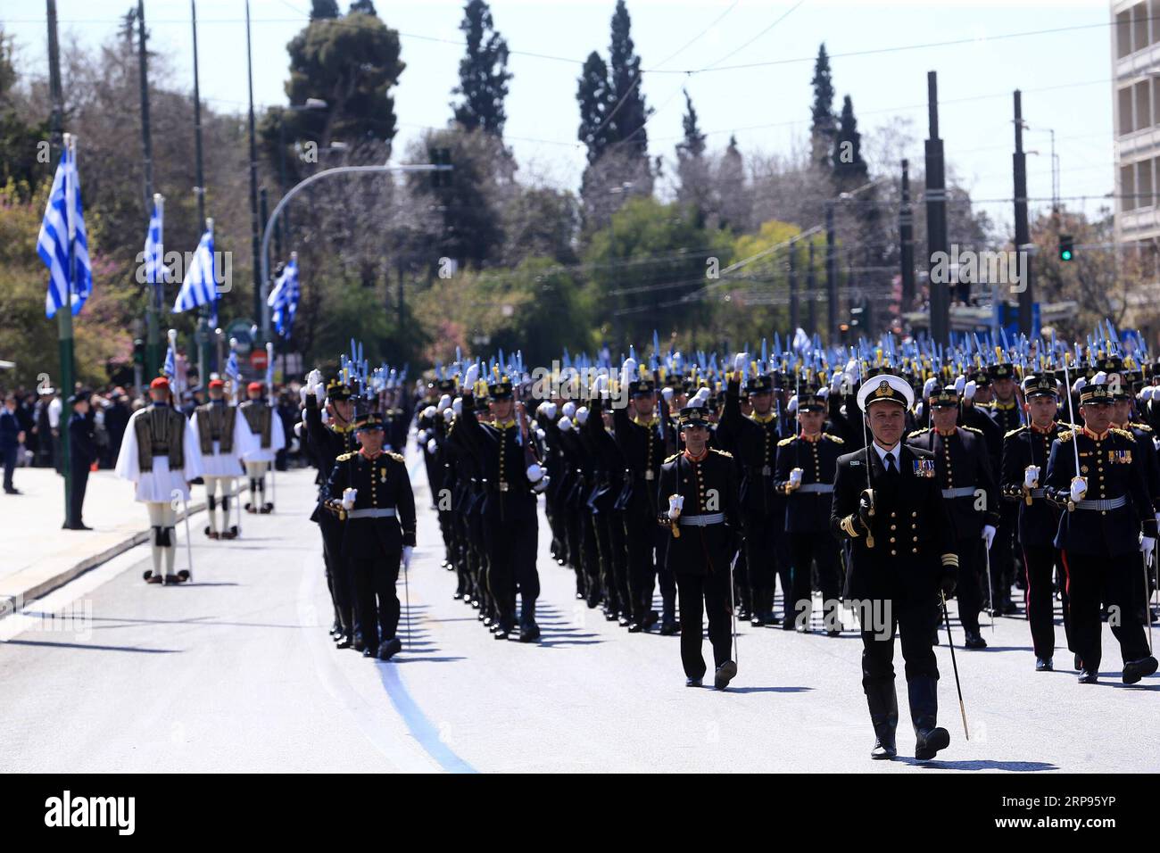 (190325) -- ATHÈNES, le 25 mars 2019 -- des soldats de l'armée grecque participent au défilé de la fête de l'indépendance à Athènes, en Grèce, le 25 mars 2019. La Grèce a marqué lundi le 198e anniversaire du début de la guerre d'indépendance grecque le 25 mars 1821 contre la domination ottomane de 400 ans avec un défilé militaire coutumier dans le centre d'Athènes. GRÈCE-ATHÈNES-JOUR DE L'INDÉPENDANCE-PARADE MariosxLolos PUBLICATIONxNOTxINxCHN Banque D'Images