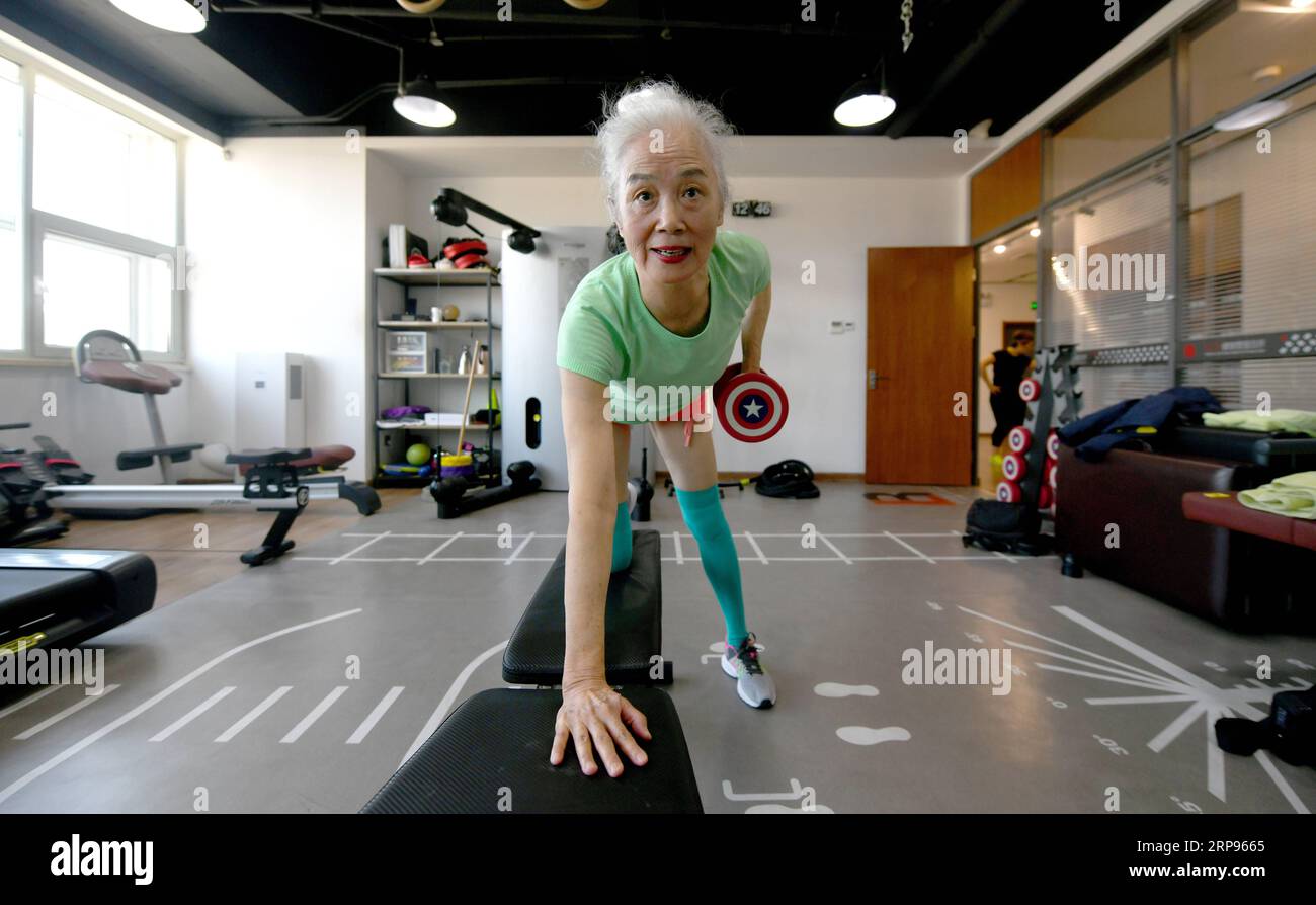 (190326) -- PÉKIN, 26 mars 2019 (Xinhua) -- Bai Jinqin, un adepte de culturisme de 74 ans, fait de l'exercice dans une salle de gym à Tianjin, dans le nord de la Chine, le 13 mars 2019. Bai a continué à exciser pendant 14 ans. Après avoir terminé ses travaux ménagers, Bai aime passer une heure par jour à la salle de gym pour construire son corps. Le passe-temps l'a récompensée avec un bon physique et de l'énergie. (Xinhua/Yue Yuewei) PHOTOS XINHUA DU JOUR PUBLICATIONxNOTxINxCHN Banque D'Images