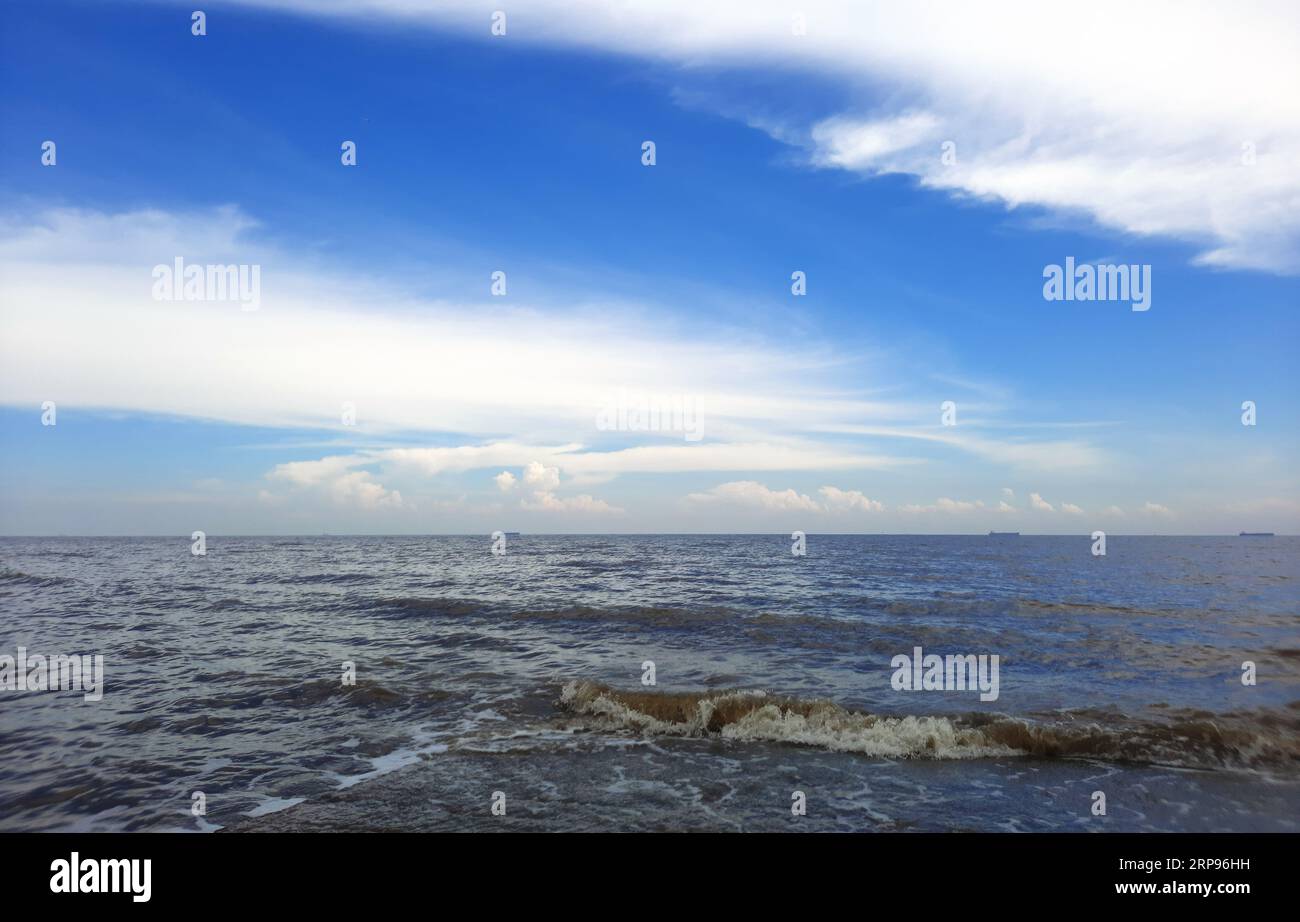 mer ouverte avec ciel bleu nuageux Banque D'Images