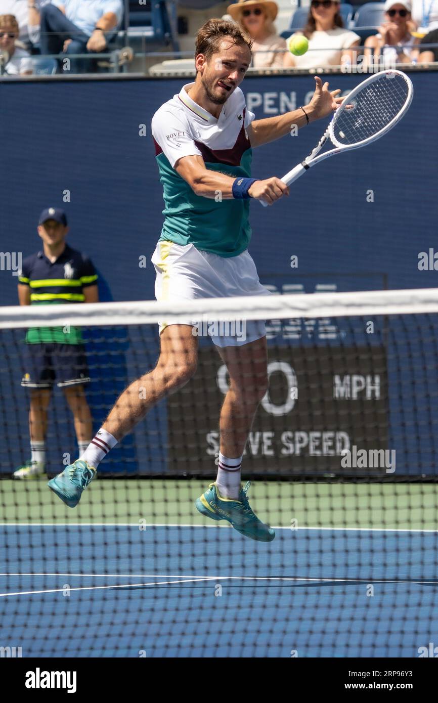 Daniil Medvedev (RUS) en compétition dans le Round 1 du US Open de tennis 2023 Banque D'Images
