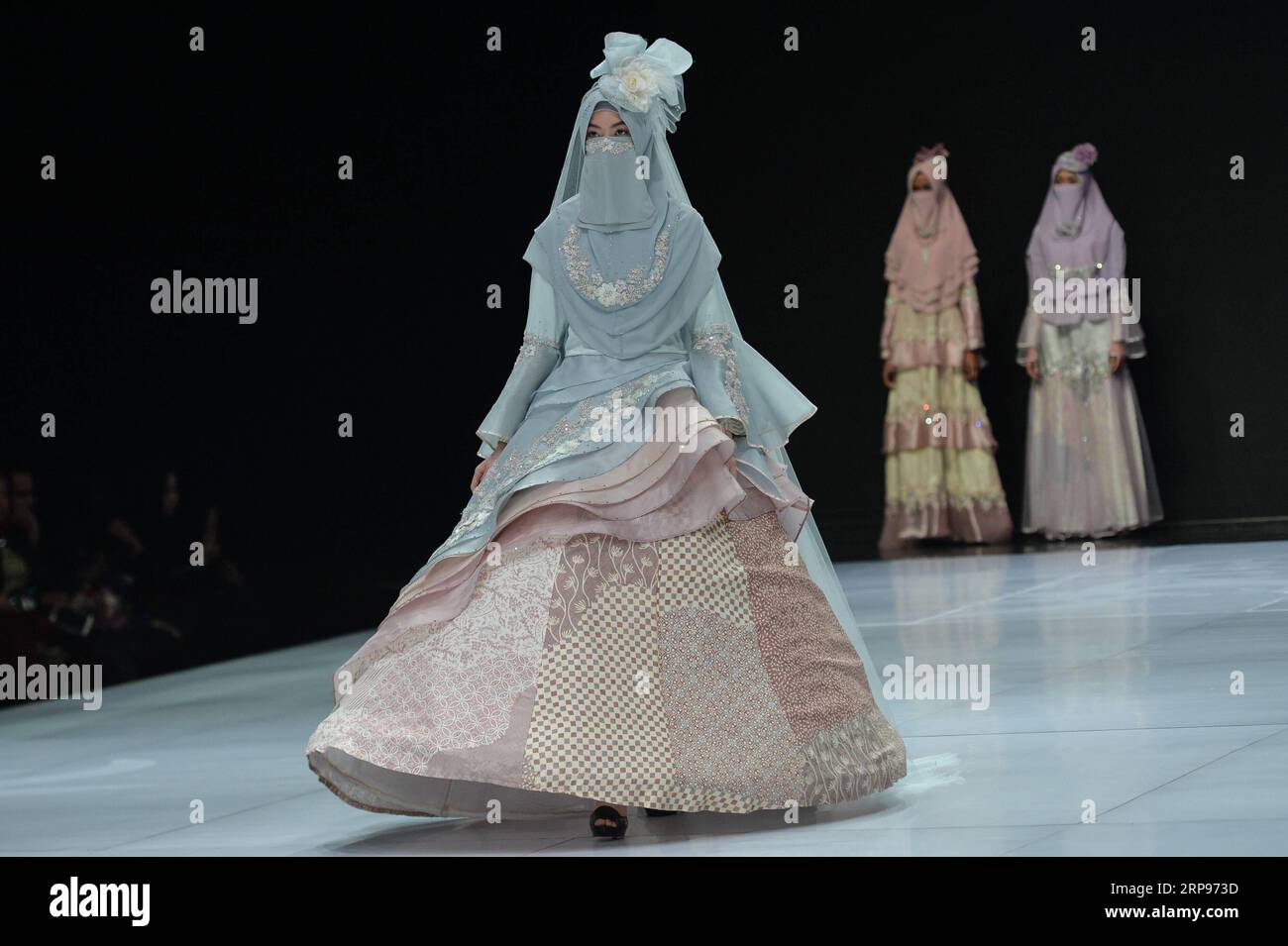 (190327) -- JAKARTA, le 27 mars 2019 -- Un mannequin présente un design de création de Nines Widosari lors de la semaine de la mode indonésienne 2019 au Jakarta Convention Center à Jakarta, Indonésie, le 27 mars 2019.) INDONESIA-JAKARTA-FASHION WEEK 2019-NINES WIDOSARI VERIXSANOVRI PUBLICATIONXNOTXINXCHN Banque D'Images