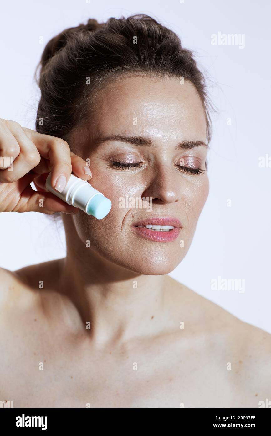 femme moderne détendue avec bâton surligneur sur fond blanc. Banque D'Images