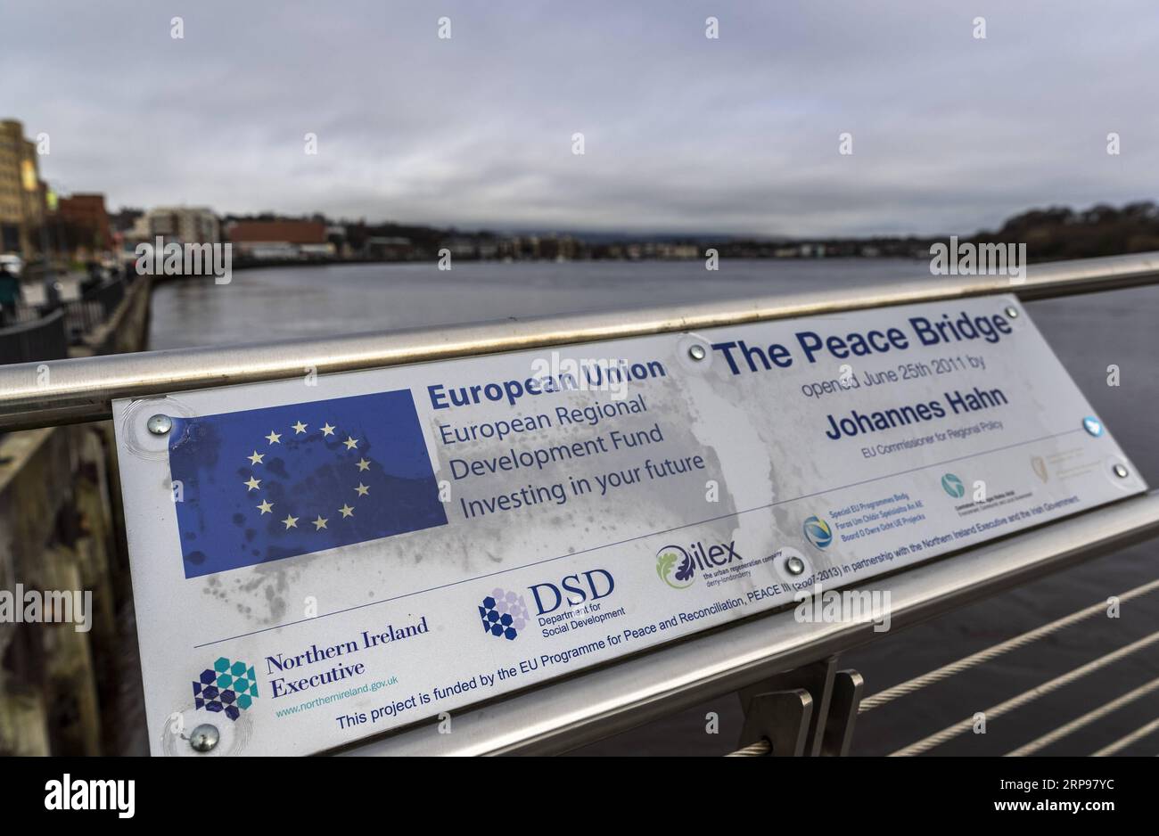 (190328) -- DERRY, 28 mars 2019 (Xinhua) -- une photo prise le 20 mars 2019 montre une plaque du Peace Bridge à Derry, une ville frontalière d'Irlande du Nord, au Royaume-Uni. La possibilité imminente d’une frontière irlandaise dure qui pourrait être créée par le Brexit cause une agonie aux habitants de Derry, une ville frontalière d’Irlande du Nord qui n’est pas peu familière avec les jours sombres de division et de violence. POUR ALLER AVEC Spotlight : la ville d'Irlande du Nord se méfie d'une possible frontière dure alors que le Brexit se profile (Xinhua/Han Yan) UK-DERRY-BORDER-BREXIT PUBLICATIONxNOTxINxCHN Banque D'Images