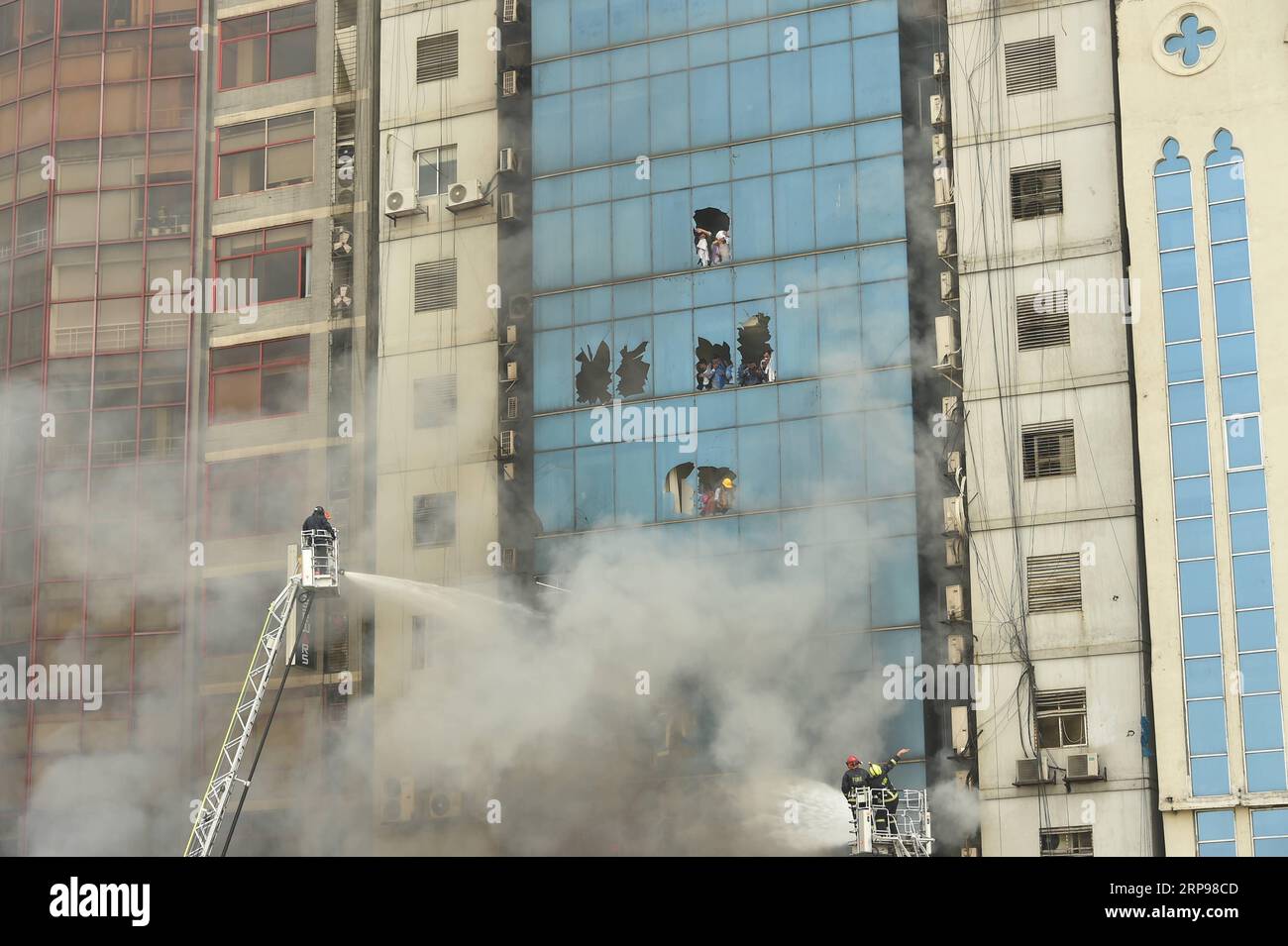 (190328) -- DHAKA, le 28 mars 2019 -- des pompiers tentent d'éteindre les flammes après qu'un incendie se soit déclaré dans un immeuble de grande hauteur à Dhaka, au Bangladesh, le 28 mars 2019. Au moins une personne est morte et 30 autres se sont précipitées à l'hôpital alors qu'un incendie massif a englouti un immeuble de grande hauteur dans la capitale du Bangladesh, Dhaka, Banani, jeudi après-midi, a déclaré un responsable de l'hôpital. BANGLADESH-DHAKA-FIRE SalimxReza PUBLICATIONxNOTxINxCHN Banque D'Images