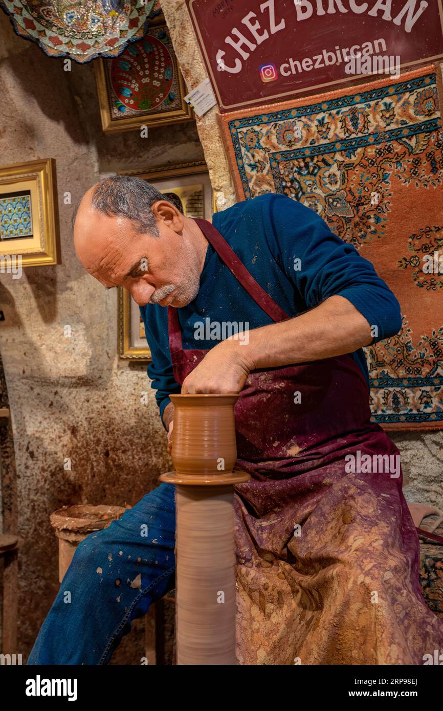 Le potier Hasan Bircan au travail dans son atelier de poterie chez Bircan. Avanos, Cappadoce, Turquie Banque D'Images