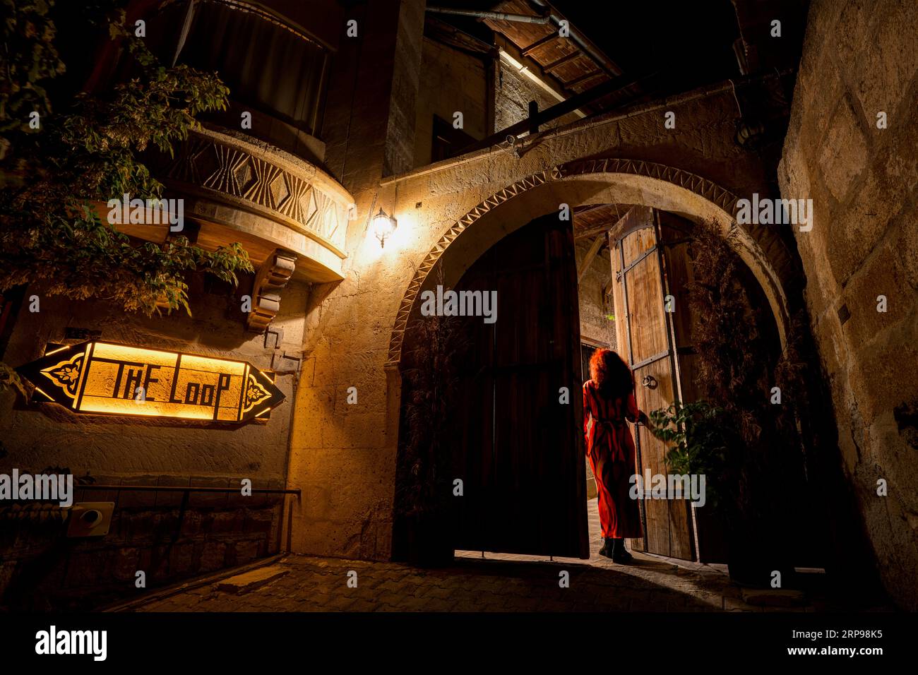Femme entrant dans l'hôtel Loop Kapadokya. Avanos, Cappadoce, Turquie Banque D'Images