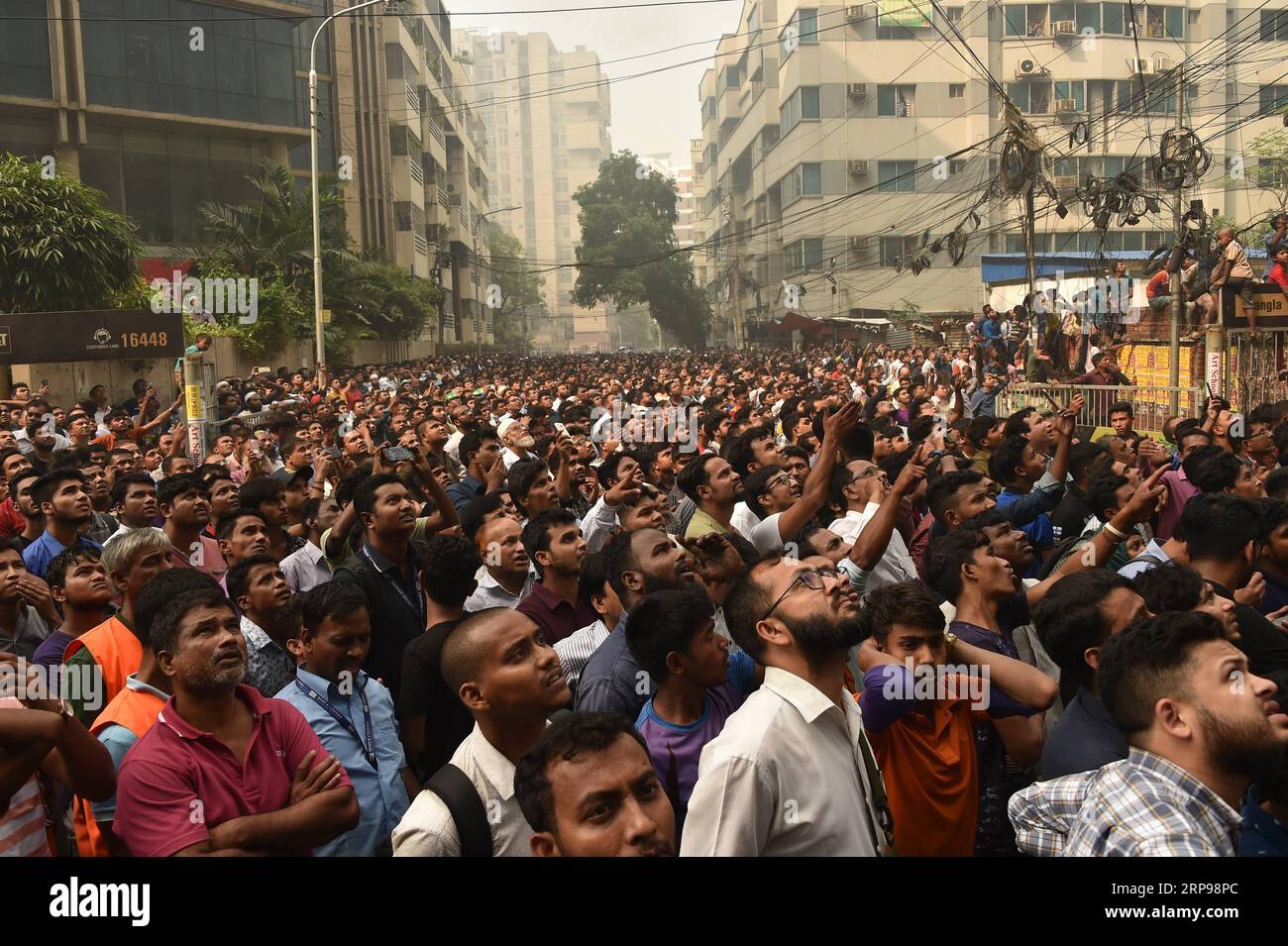 (190328) -- DHAKA, le 28 mars 2019 -- les gens se rassemblent devant un immeuble en flammes à Dhaka, capitale du Bangladesh, le 28 mars 2019. Au moins une personne est morte et 30 autres se sont précipitées à l'hôpital alors qu'un incendie massif a englouti un immeuble de grande hauteur dans la capitale du Bangladesh, Dhaka, Banani, jeudi après-midi, a déclaré un responsable de l'hôpital. BANGLADESH-DHAKA-FIRE SalimxReza PUBLICATIONxNOTxINxCHN Banque D'Images