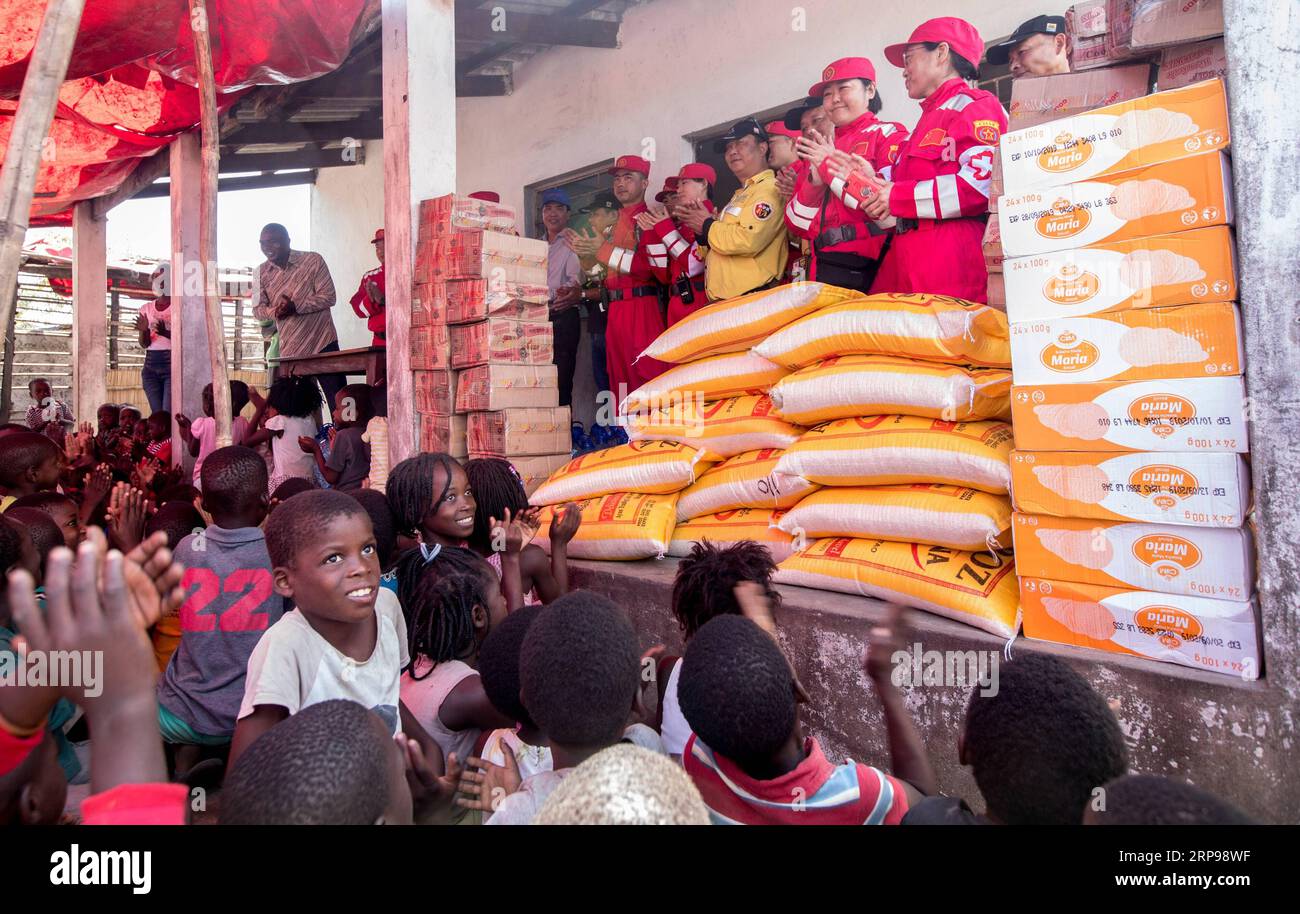 (190328) -- PROVINCE DE SOFALA (MOZAMBIQUE), 28 mars 2019 (Xinhua) -- des sauveteurs chinois donnent de la nourriture et de l'eau potable à un orphelinat du district de Dondo de la province de Sofala, au centre du Mozambique, le 28 mars 2019. Jeudi, des sauveteurs chinois ont fait don de nourriture et d’eau potable à des centaines d’enfants dans un orphelinat et une école communautaire dans le centre du Mozambique. (Xinhua/Zhang Yu) MOZAMBIQUE-PROVINCE DE SOFALA-CYCLONE IDAI-CHINE-ÉQUIPE DE SAUVETAGE PUBLICATIONxNOTxINxCHN Banque D'Images