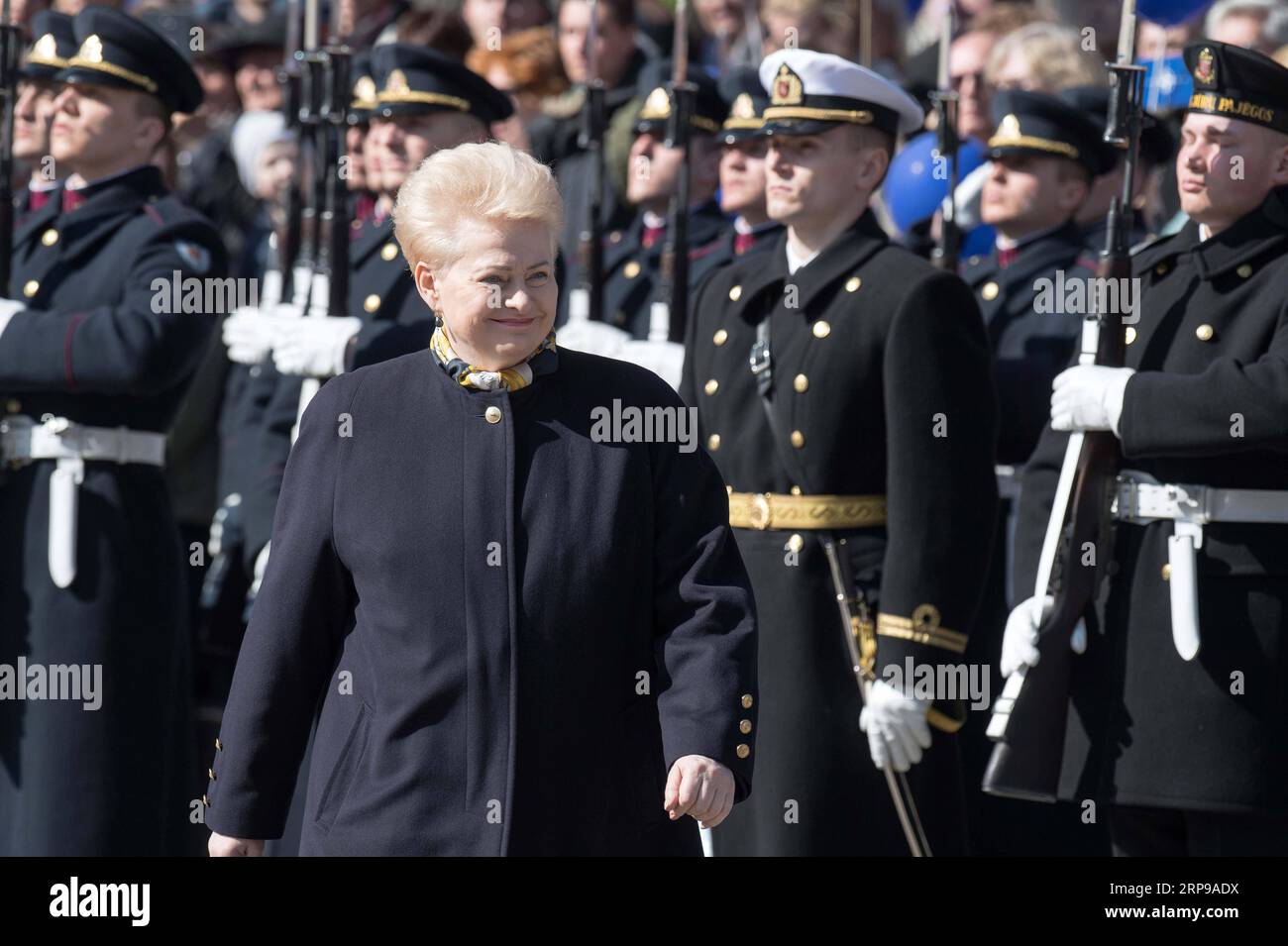 (190330) -- VILNIUS, le 30 mars 2019 -- la présidente lituanienne Dalia Grybauskaite passe en revue la garde d'honneur lors d'une cérémonie à Vilnius, en Lituanie, le 30 mars 2019. Un certain nombre de manifestations ont eu lieu samedi à Vilnius pour marquer le 15e anniversaire de l adhésion du pays balte à l OTAN. LITUANIE-VILNIUS-OTAN-15E ANNIVERSAIRE AlfredasxPliadis PUBLICATIONxNOTxINxCHN Banque D'Images