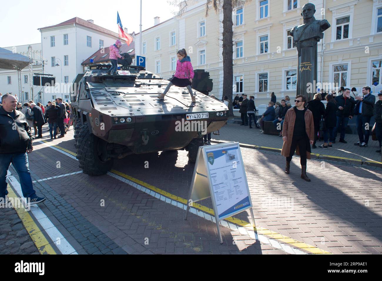 (190330) -- VILNIUS, le 30 mars 2019 -- la population locale visite l'exposition d'équipements militaires et d'armes de l'OTAN lors d'une cérémonie à Vilnius, en Lituanie, le 30 mars 2019. Un certain nombre de manifestations ont eu lieu samedi à Vilnius pour marquer le 15e anniversaire de l adhésion du pays balte à l OTAN. LITUANIE-VILNIUS-OTAN-15E ANNIVERSAIRE AlfredasxPliadis PUBLICATIONxNOTxINxCHN Banque D'Images