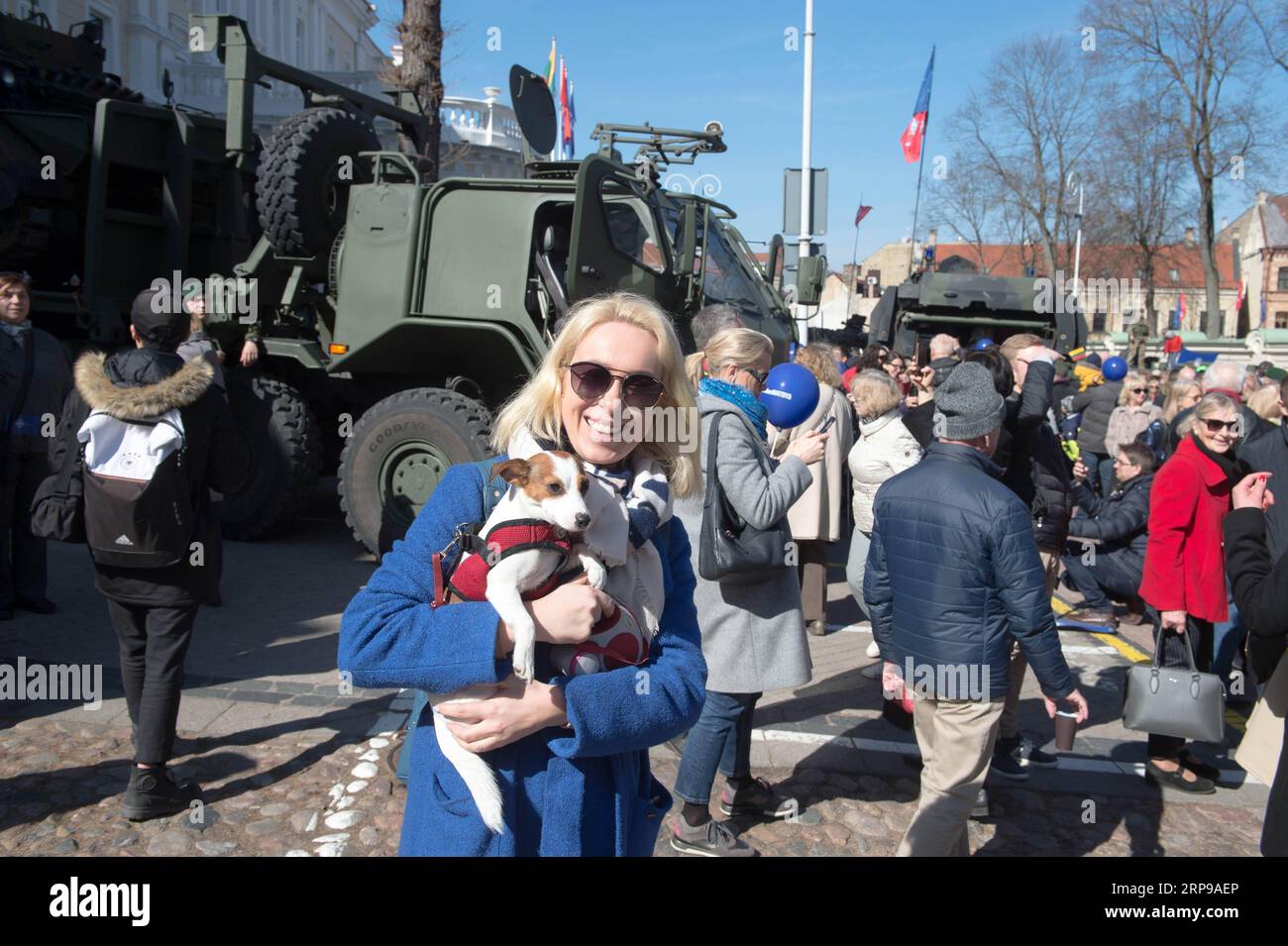 (190330) -- VILNIUS, le 30 mars 2019 -- la population locale visite l'exposition d'équipements militaires et d'armes de l'OTAN lors d'une cérémonie à Vilnius, en Lituanie, le 30 mars 2019. Un certain nombre de manifestations ont eu lieu samedi à Vilnius pour marquer le 15e anniversaire de l adhésion du pays balte à l OTAN. LITUANIE-VILNIUS-OTAN-15E ANNIVERSAIRE AlfredasxPliadis PUBLICATIONxNOTxINxCHN Banque D'Images