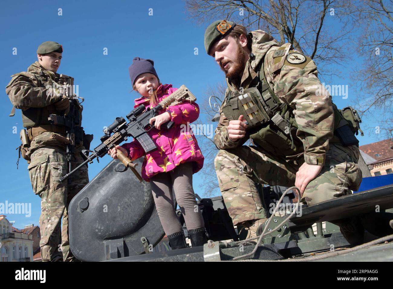 (190330) -- VILNIUS, le 30 mars 2019 -- Une jeune fille apprend l'existence d'une arme lors d'une cérémonie à Vilnius, en Lituanie, le 30 mars 2019. Un certain nombre de manifestations ont eu lieu samedi à Vilnius pour marquer le 15e anniversaire de l adhésion du pays balte à l OTAN. LITUANIE-VILNIUS-OTAN-15E ANNIVERSAIRE AlfredasxPliadis PUBLICATIONxNOTxINxCHN Banque D'Images