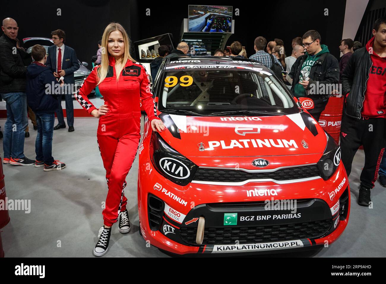 (190331) -- POZNAN, 31 mars 2019 (Xinhua) -- Un modèle montre une voiture de rallye Kia au salon automobile de Poznan 2019 à Poznan, Pologne, le 30 mars 2019. Le salon automobile de Poznan 2019, avec la participation de 170 constructeurs automobiles, se tient du 28 au 31 mars à Poznan. (Xinhua/Zhou Nan) POLAND-POZNAN-MOTOR SHOW PUBLICATIONxNOTxINxCHN Banque D'Images