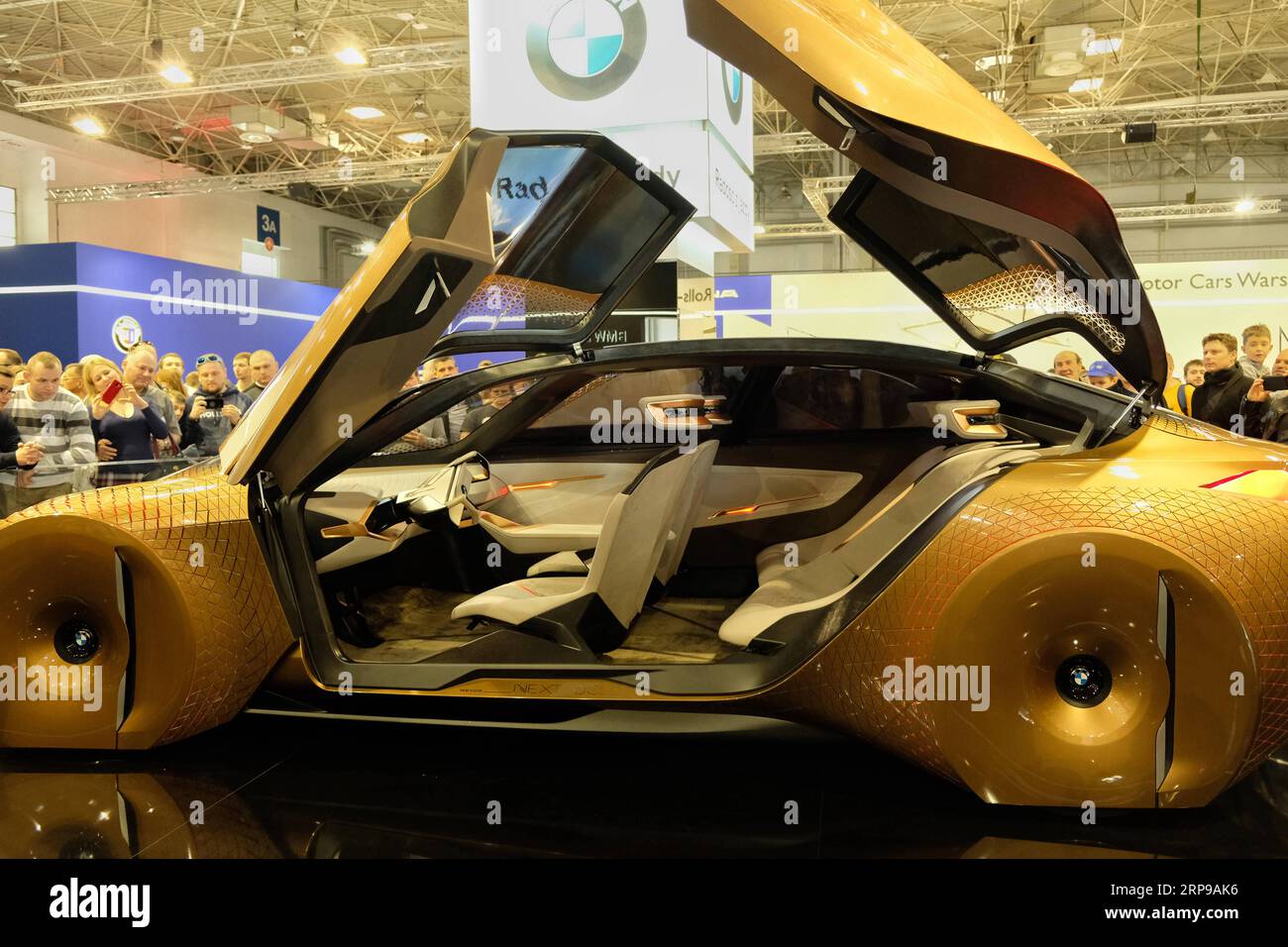 (190331) -- POZNAN, 31 mars 2019 (Xinhua) -- Un prototype BMW Vision NEXT 100 est présenté au salon automobile de Poznan 2019 à Poznan, Pologne, le 30 mars 2019. Le salon automobile de Poznan 2019, avec la participation de 170 constructeurs automobiles, se tient du 28 au 31 mars à Poznan. (Xinhua/Zhou Nan) POLAND-POZNAN-MOTOR SHOW PUBLICATIONxNOTxINxCHN Banque D'Images