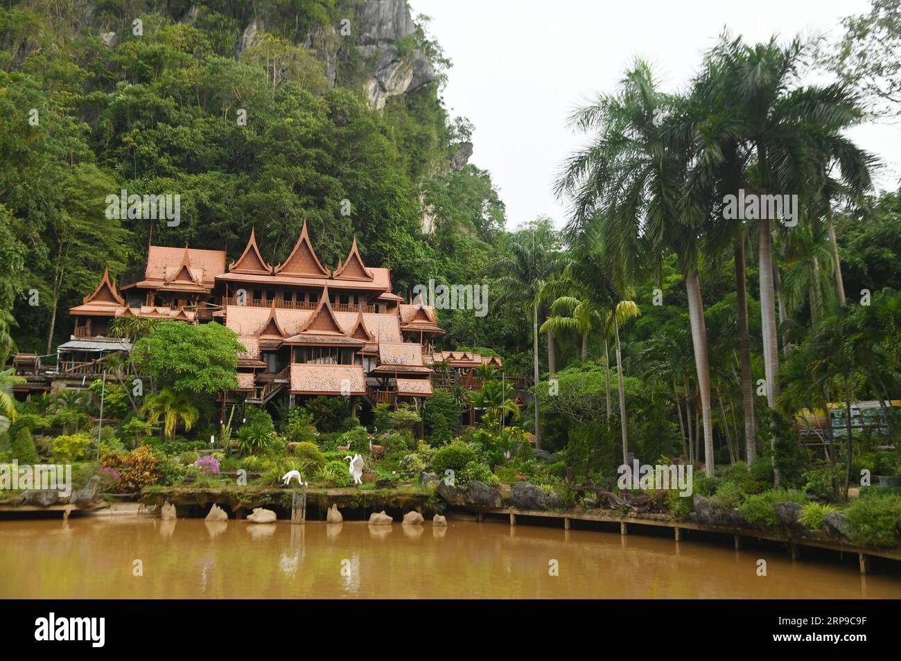 Maisons thaïlandaises décorées au temple Tham Khao Wong. Permettre aux bouddhistes et aux touristes en général de venir visiter et voyager. Situé à Uthai Thani en Thaïlande. Banque D'Images