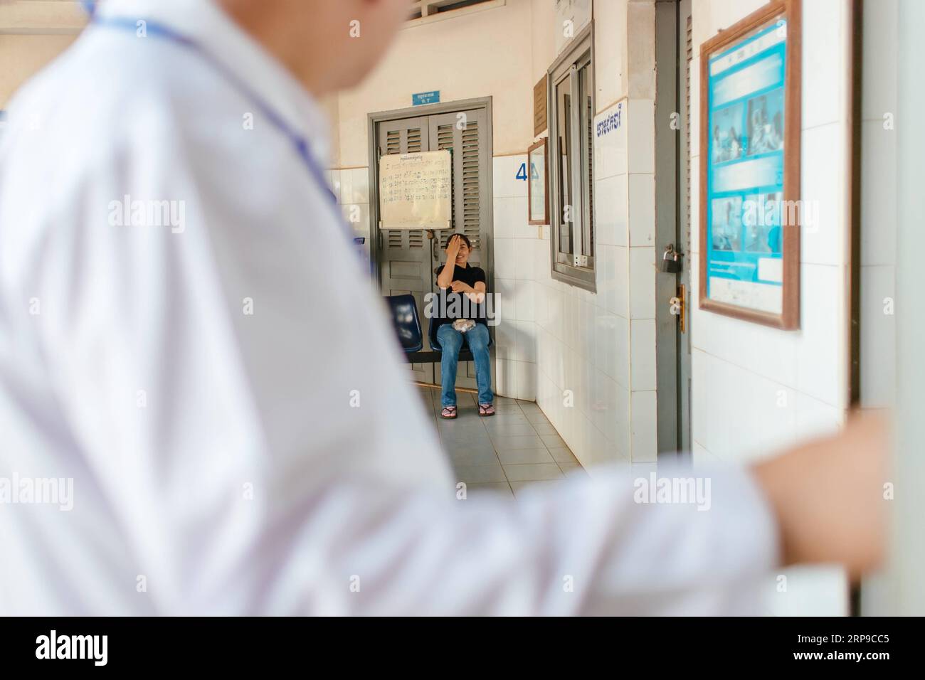 (190402) -- PHNOM PENH, 2 avril 2019 (Xinhua) -- Un médecin vérifie la vue pour Sum Meyle après une opération de la cataracte à l'hôpital provincial de Kampong Cham à Kampong Cham, Cambodge, le 16 mars 2019. Sum Meyle, 36 ans, est une mère célibataire avec cinq enfants. Pour aider à améliorer leurs conditions financières, deux des filles de Meyle travaillent maintenant dans la capitale Phnom Penh tandis que deux de ses fils vivent dans une maison de retraite pour enfants. Meyle vit maintenant dans un bidonville loué avec sa plus jeune fille. Meyle souffrait de cataracte après avoir été blessé à l'œil gauche. Il y a sept mois, elle avait presque perdu son e Banque D'Images