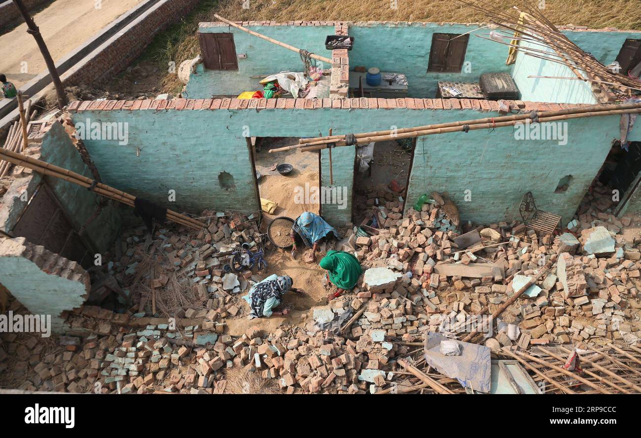 (190402) -- BARA, 2 avril 2019 -- Une famille travaille à l'intérieur d'une maison endommagée par une tempête massive dans le village de Purainiya, district de Bara au Népal, le 2 avril 2019. Au moins 25 personnes ont été tuées et 400 autres blessées lorsqu'une tempête a dévasté des villages dans deux districts du Népal dimanche soir, a confirmé le Premier ministre népalais K.P. Sharma Oli. NÉPAL-TEMPÊTE-APRES sunilxsharma PUBLICATIONxNOTxINxCHN Banque D'Images