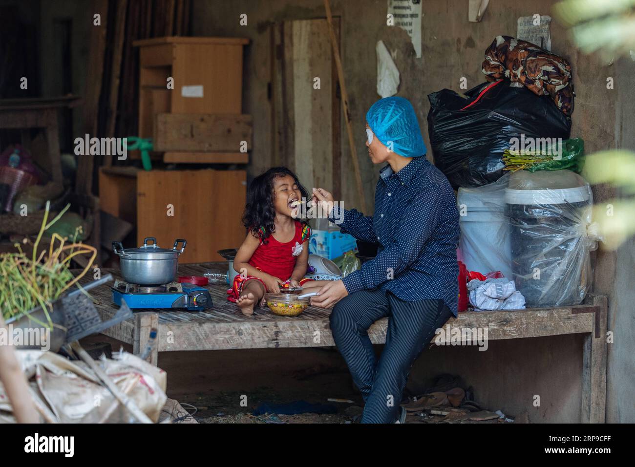 (190402) -- PHNOM PENH, 2 avril 2019 (Xinhua) -- Sum Meyle nourrit sa fille après avoir été opérée de la cataracte à l'hôpital provincial de Kampong Cham à Kampong Cham, Cambodge, le 15 mars 2019. Sum Meyle, 36 ans, est une mère célibataire avec cinq enfants. Pour aider à améliorer leurs conditions financières, deux des filles de Meyle travaillent maintenant dans la capitale Phnom Penh tandis que deux de ses fils vivent dans une maison de retraite pour enfants. Meyle vit maintenant dans un bidonville loué avec sa plus jeune fille. Meyle souffrait de cataracte après avoir été blessé à l'œil gauche. Il y a sept mois, elle avait presque perdu son e Banque D'Images