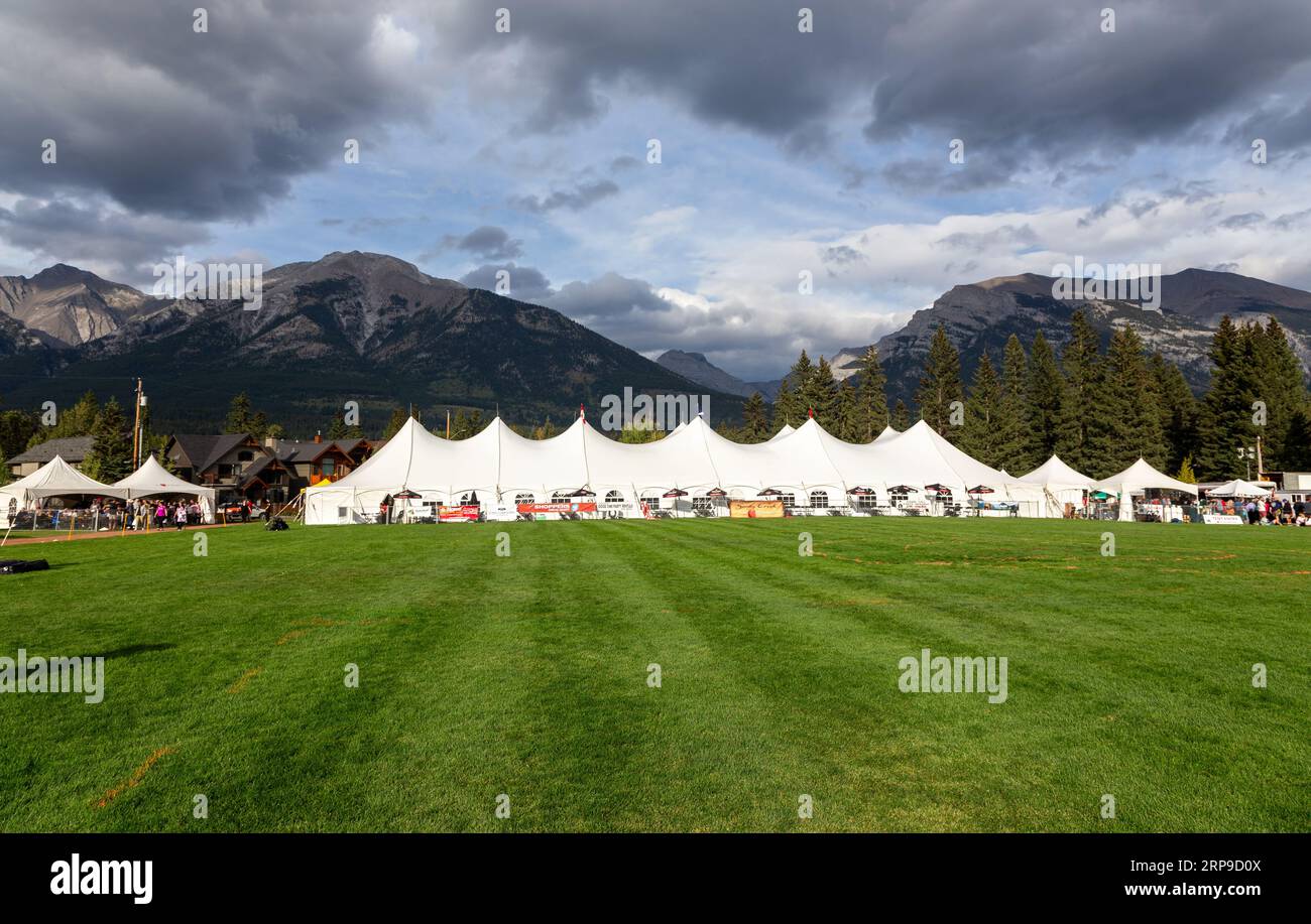 Centennial Park White Tent Domes, site des célèbres Jeux des Highlands, célébration annuelle du patrimoine écossais à Canmore, Alberta Canada Rocky Mountain Town Banque D'Images