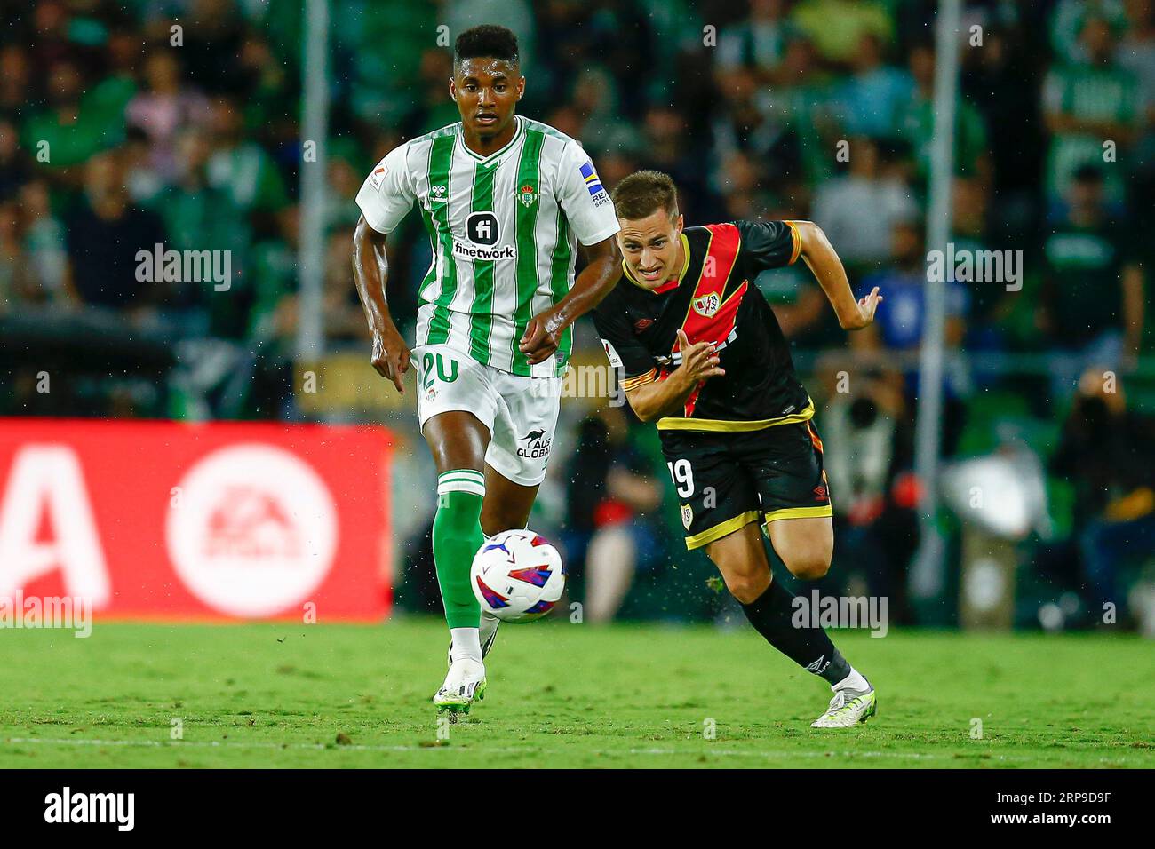 Jorge de Frutos du Rayo Vallecano et Abner Vinicius du Real Betis lors du match de la Liga entre le Real Betis et le Rayo Vallecano ont joué au stade Benito Villamarin le 2 septembre à Séville, Espagne. (Photo Antonio Pozo / PRESSINPHOTO) Banque D'Images