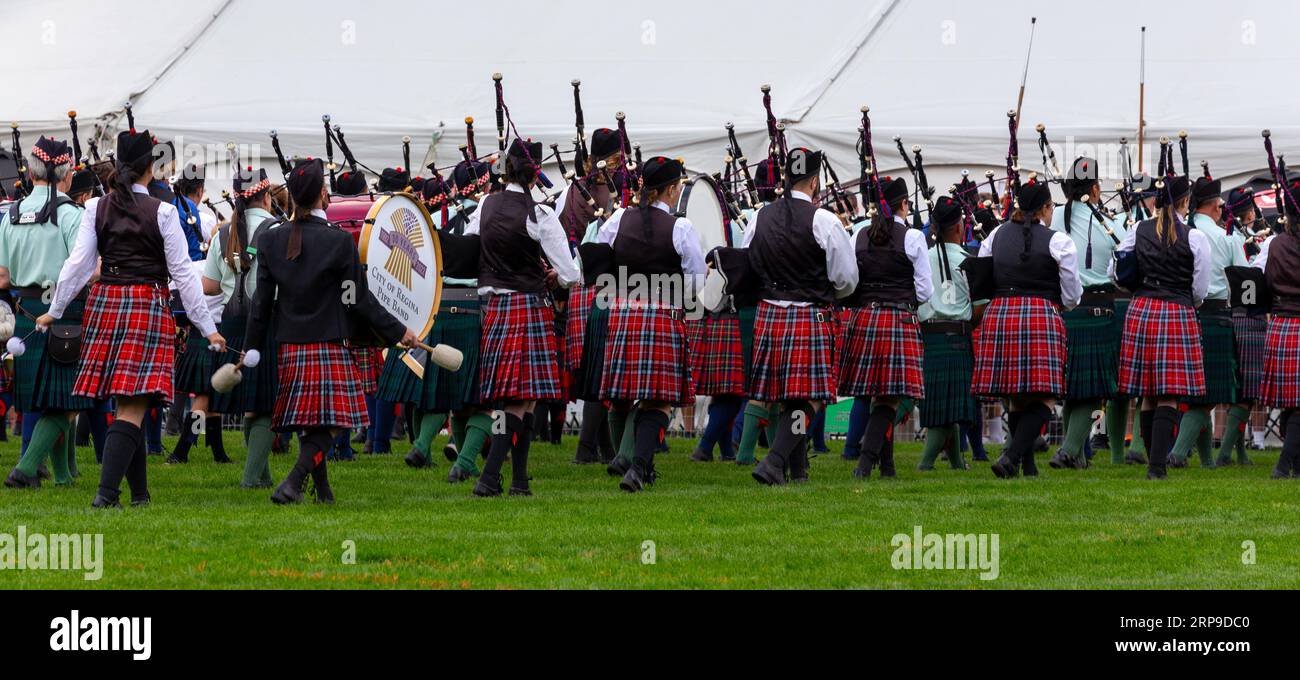Tuyau de sac d'orgue et orchestre de musique de batterie en vêtements celtiques traditionnels, célébration annuelle du patrimoine des Jeux des Highlands écossais à Canmore, Alberta Canada Banque D'Images