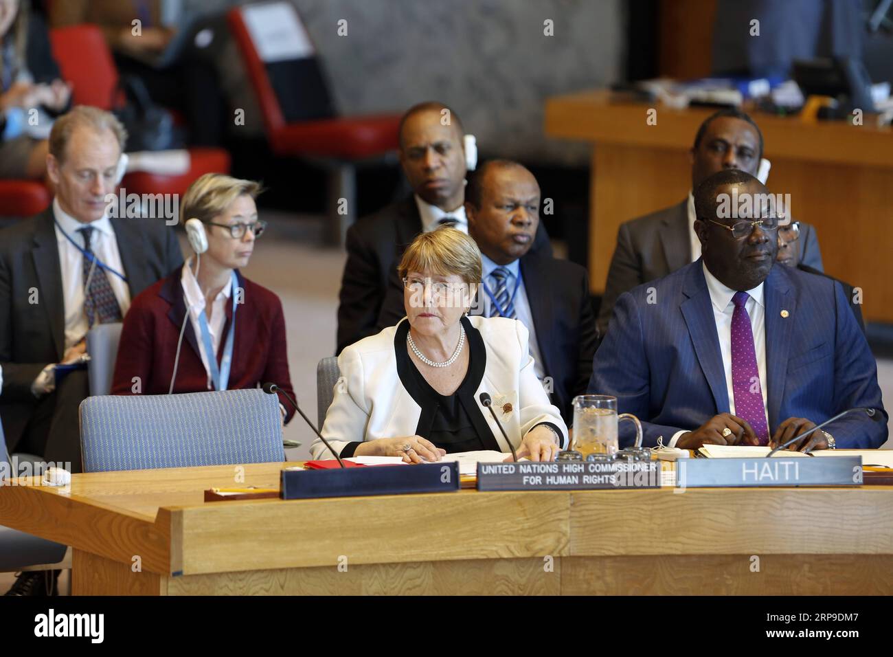 (190403) -- NATIONS UNIES, 3 avril 2019 (Xinhua) -- la Haut-Commissaire des Nations Unies aux droits de l'homme Michelle Bachelet (L, Front) informe une réunion du Conseil de sécurité des Nations Unies sur la situation en Haïti au siège des Nations Unies à New York, le 3 avril 2019. Michelle Bachelet a souligné mercredi la gravité de la situation des droits humains en Haïti en termes de pauvreté, d'activité criminelle et de faiblesse du système judiciaire, entre autres aspects. (Xinhua/Li Muzi) RÉUNION DU CONSEIL DE SÉCURITÉ-HAÏTI PUBLICATIONxNOTxINxCHN Banque D'Images