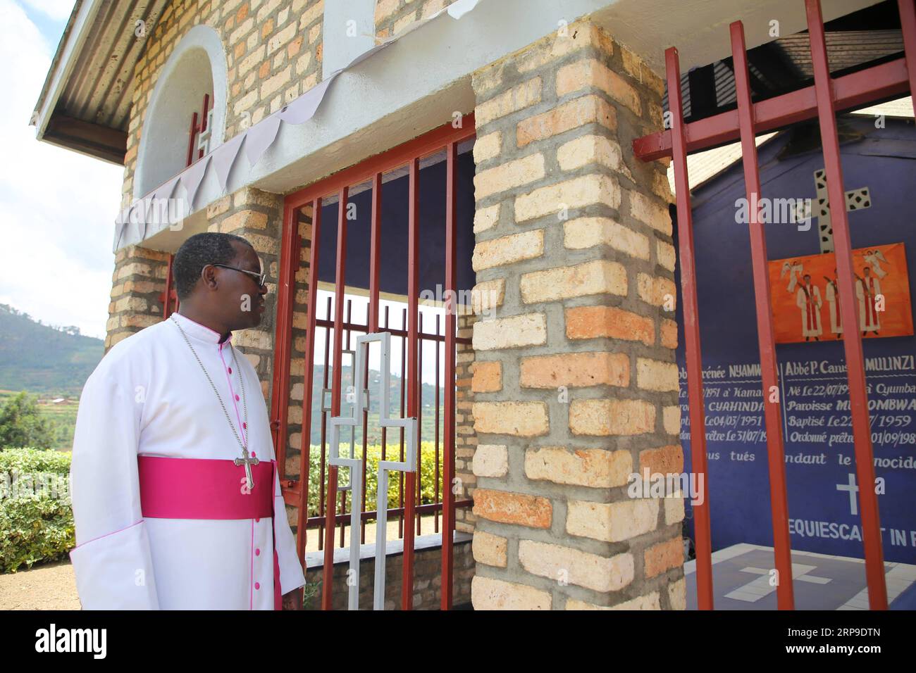 (190403) -- NYAMAGABE (RWANDA), 3 avril 2019 (Xinhua) -- Mgr Celestin Hakizimana, 56 ans, visite un mémorial du génocide dans une église du district de Nyamagabe, au sud du Rwanda, le 3 avril 2019. Alors que le Rwanda célèbre cette année le 25e anniversaire du génocide rwandais des années 1994, le peuple rwandais qui a aidé les innocents pendant la tragédie de 100 jours est optimiste quant au développement futur du pays d’Afrique centrale en raison de l’unité dont il jouit. (Xinhua/Lyu Tianran) RWANDA-NYAMAGABE-ANNIVERSAIRE DU GÉNOCIDE PUBLICATIONxNOTxINxCHN Banque D'Images