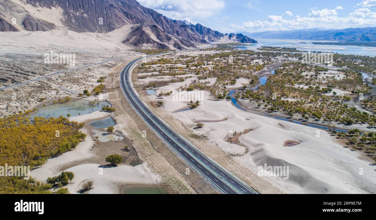 (190404) -- LHASSA, 4 avril 2019 (Xinhua) -- une photo d'Aerail prise le 10 novembre 2017 montre une autoroute de haute qualité reliant l'aéroport de Gonggar à Lhassa au township de Tsetang dans la région autonome du Tibet du sud-ouest de la Chine. Selon le livre blanc intitulé réforme démocratique au Tibet - soixante ans après, publié en mars 2019, à la fin de 2018, le Tibet comptait 97 800 km d ' autoroutes, dont 660 km d ' autoroutes de haute qualité. Tous les comtés du Tibet ont accès aux autoroutes, et sur les 697 cantons et villes, 579 ont un accès direct aux transports routiers et 696 sont accessibles par les autoroutes. Sur les 5 467 villages du Tibet, 2 Banque D'Images