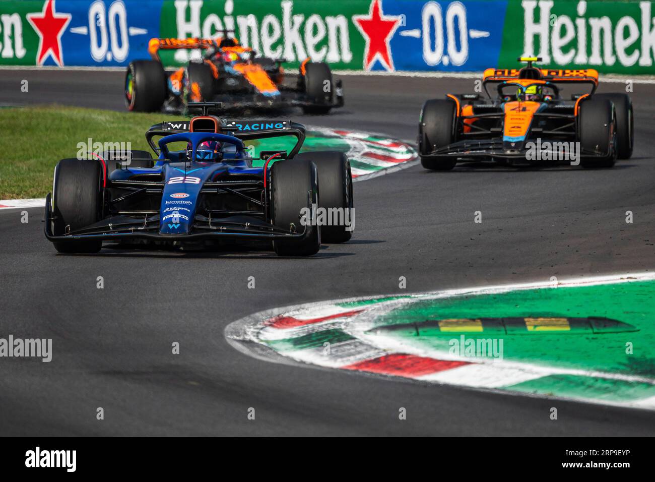 Monza, Italie. 03 septembre 2023. Le pilote thaïlandais Alexander Albon (à l'avant) de Williams Racing, le pilote britannique Lando Norris (à droite) de McLaren F1 Team et le pilote australien Oscar Piastri de McLaren F1 Team concourent lors du Grand Prix italien de F1 à l'Autodromo Nazionale Monza. Crédit : SOPA Images Limited/Alamy Live News Banque D'Images