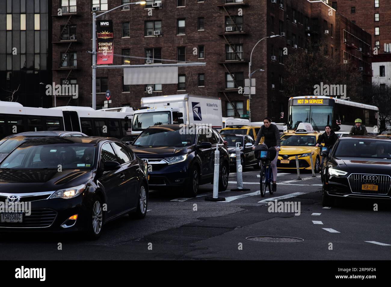 (190405) -- NEW YORK, 5 avril 2019 (Xinhua) -- la photo prise le 4 avril 2019 montre le trafic aux heures de pointe sur la 2e Avenue à Manhattan, New York, États-Unis. New York sera la première ville américaine à adopter une tarification de la congestion pour les véhicules entrant dans la partie la plus achalandée de Manhattan. (Xinhua/Li Muzi) États-Unis-NEW YORK-FRAIS DE CONGESTION PUBLICATIONxNOTxINxCHN Banque D'Images