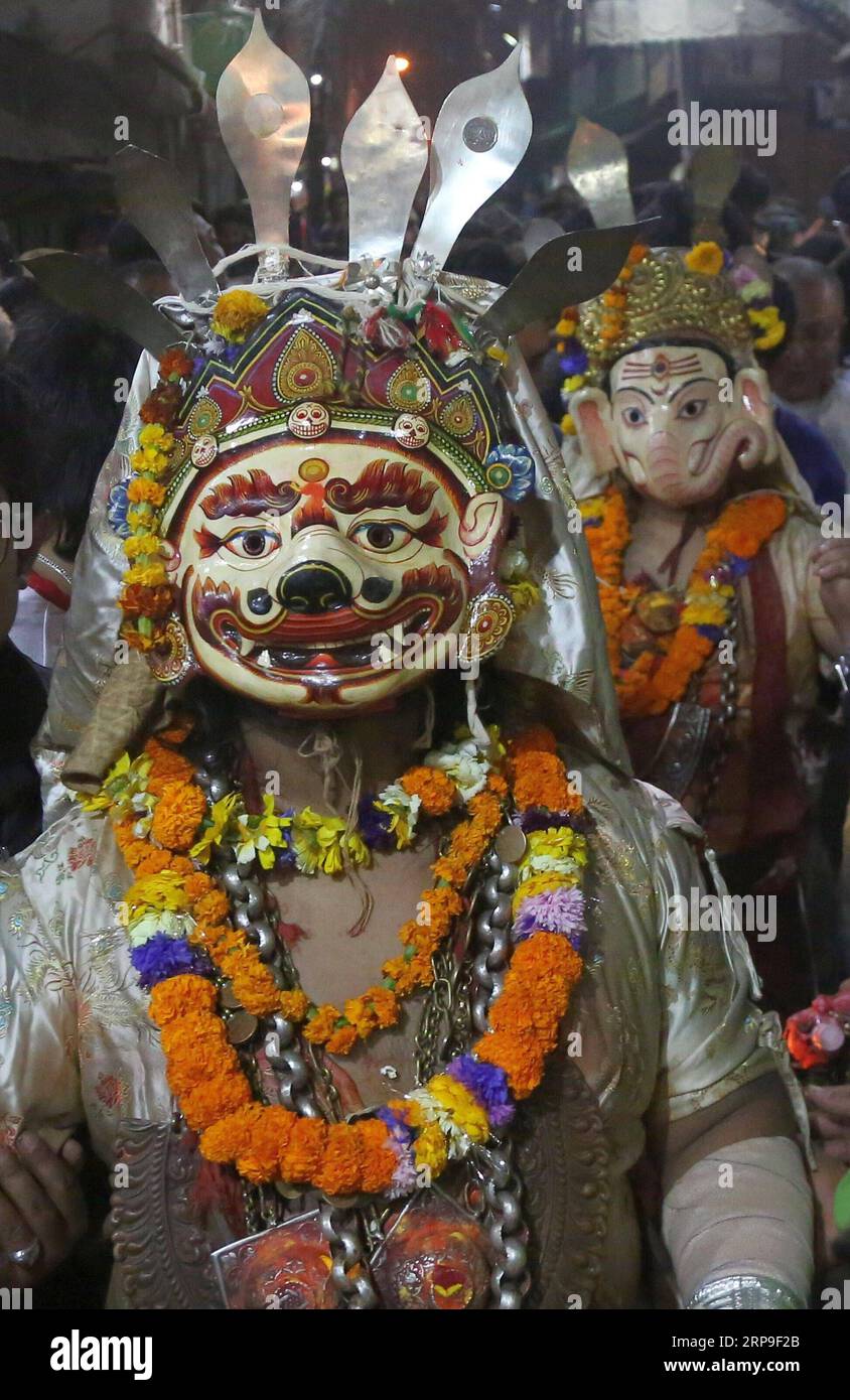(190405) -- KATMANDOU, 5 avril 2019 -- des danseurs masqués déguisés en divinités interprètent Devi Dance pour marquer le Ghode Jatra, ou festival de courses de chevaux, à Katmandou, Népal, le 4 avril 2019.) NÉPAL-KATMANDOU-GHODE JATRA FESTIVAL-DEVI DANSE SUNILXSHARMA PUBLICATIONXNOTXINXCHN Banque D'Images