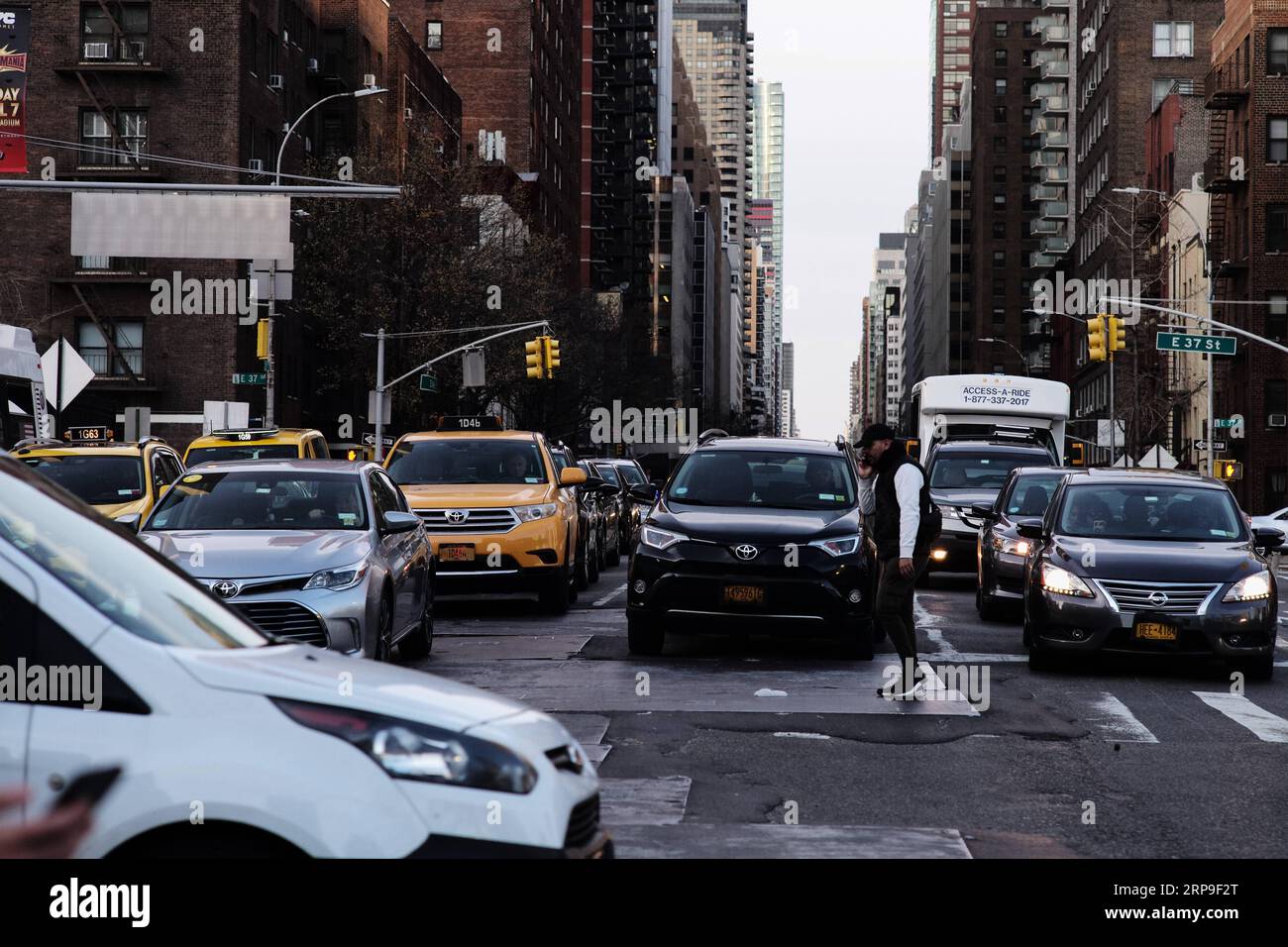 (190405) -- NEW YORK, 5 avril 2019 (Xinhua) -- la photo prise le 4 avril 2019 montre le trafic aux heures de pointe sur la 2e Avenue à Manhattan, New York, États-Unis. New York sera la première ville américaine à adopter une tarification de la congestion pour les véhicules entrant dans la partie la plus achalandée de Manhattan. (Xinhua/Li Muzi) États-Unis-NEW YORK-FRAIS DE CONGESTION PUBLICATIONxNOTxINxCHN Banque D'Images